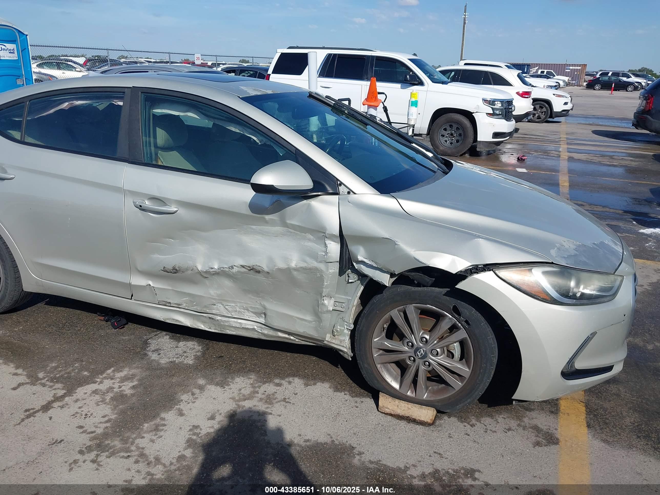 HYUNDAI ELANTRA image 6