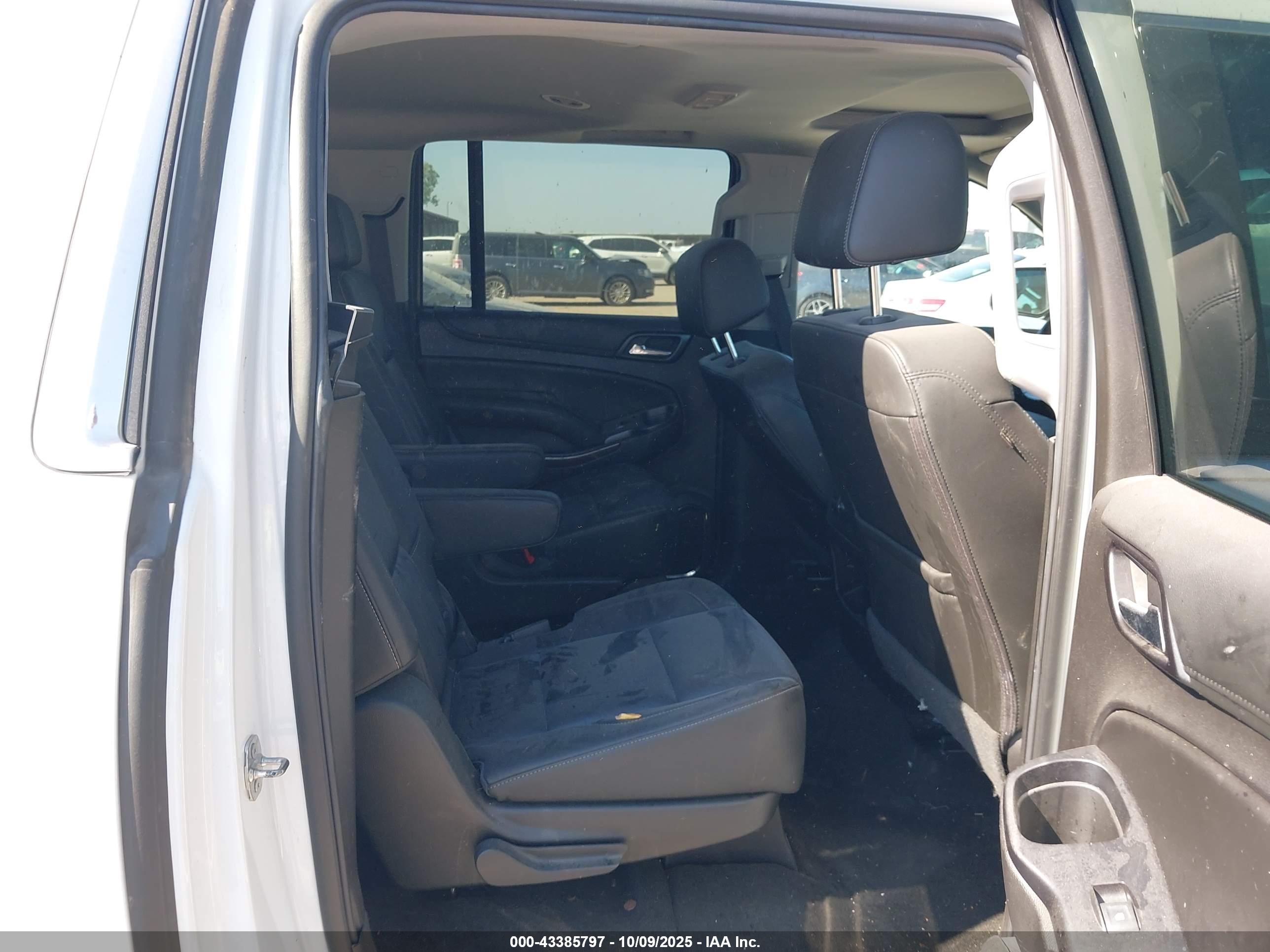CHEVROLET SUBURBAN image 8