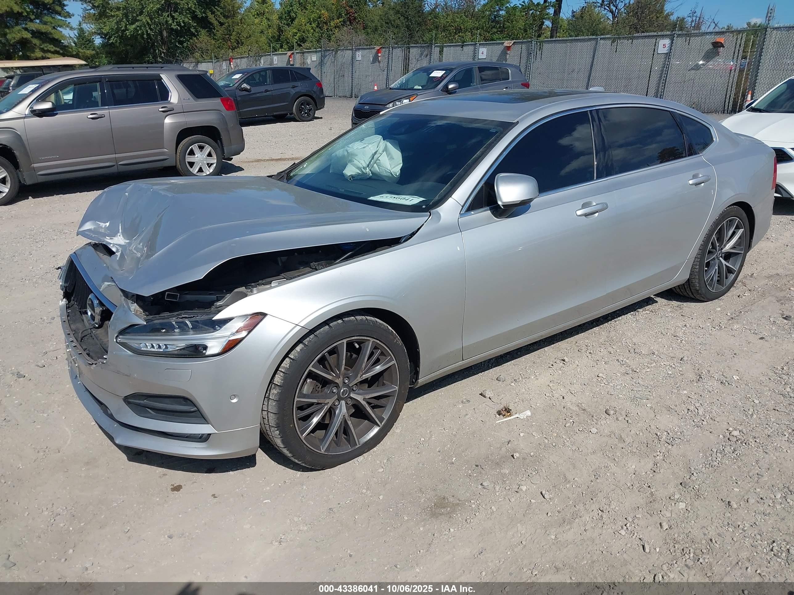 VOLVO S90 image 2