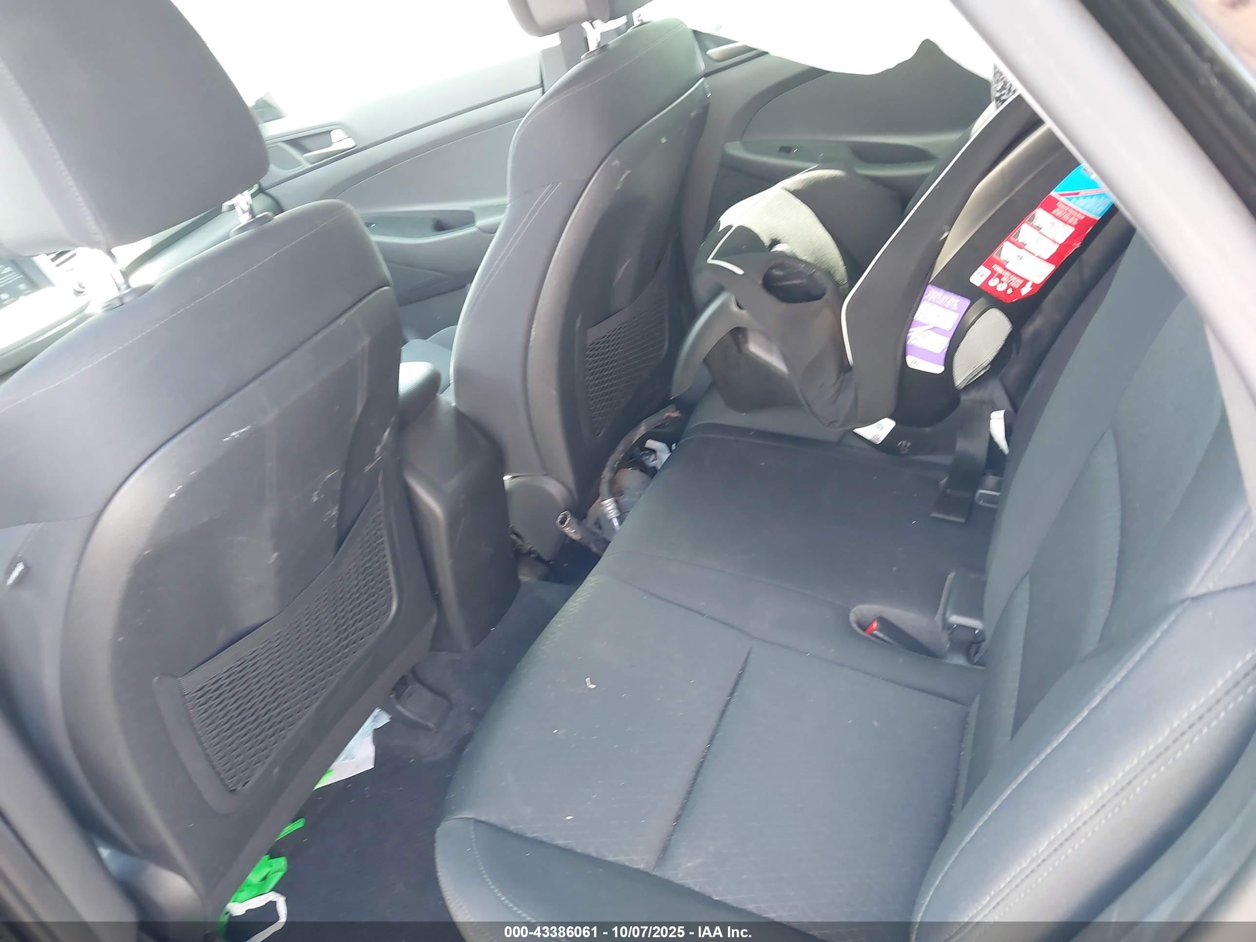 HYUNDAI TUCSON image 8
