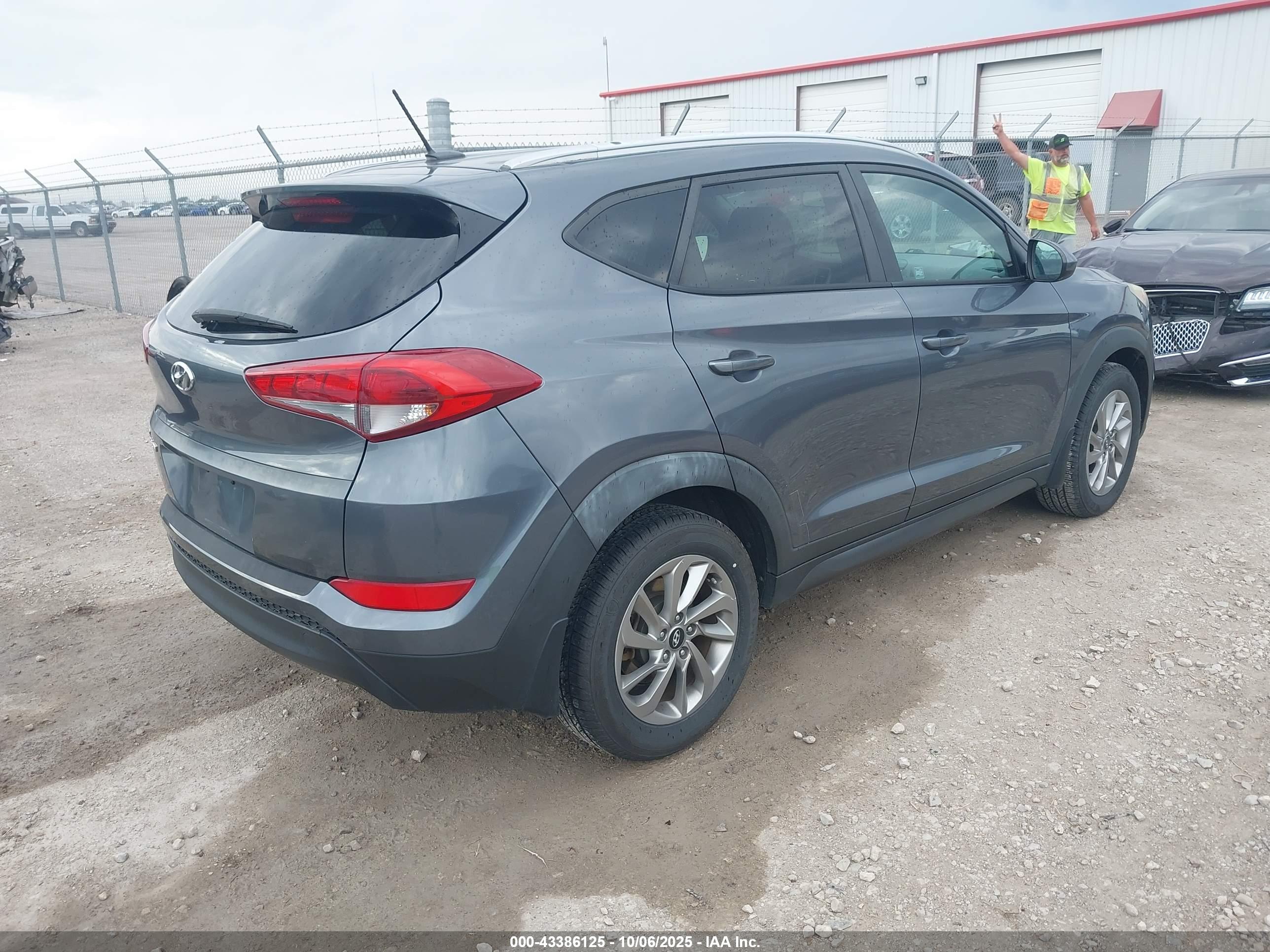 HYUNDAI TUCSON image 4