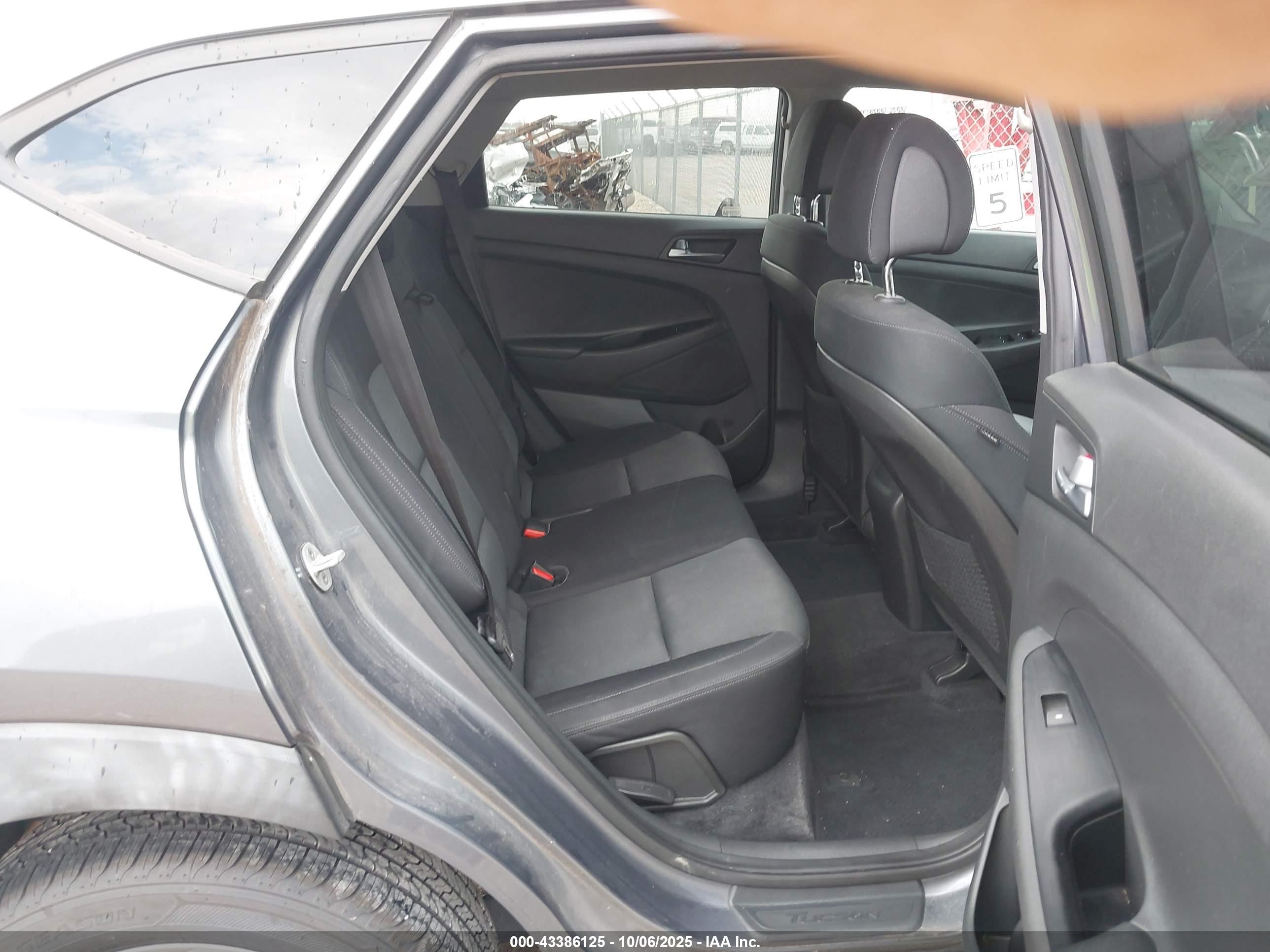 HYUNDAI TUCSON image 8