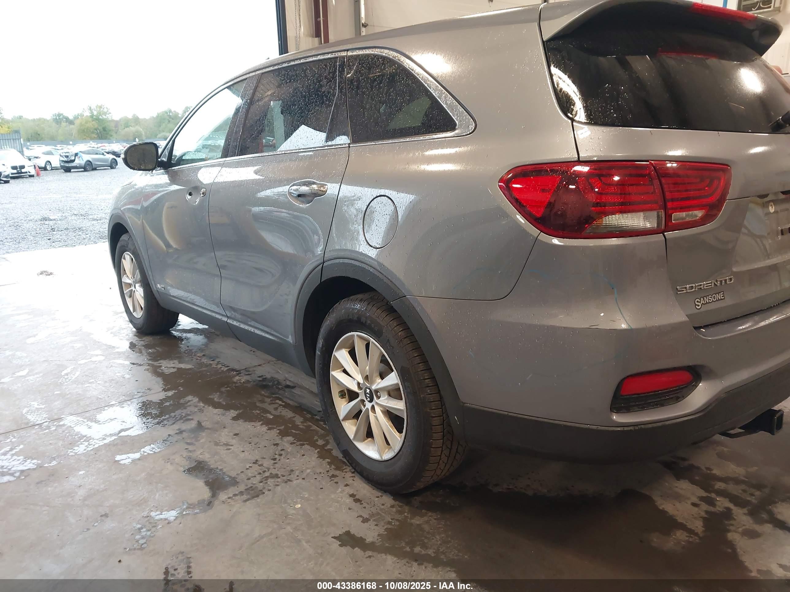 KIA SORENTO image 6