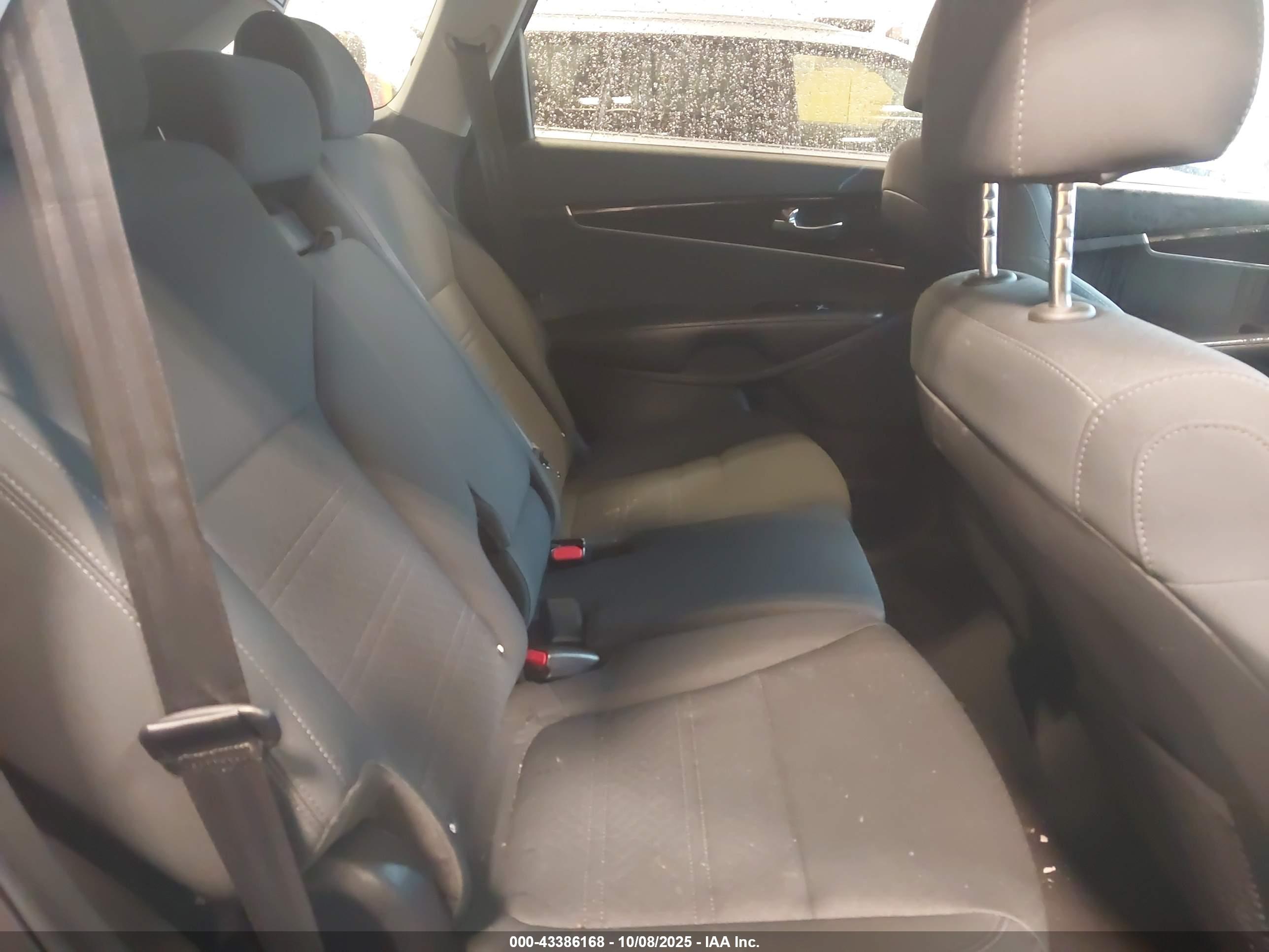 KIA SORENTO image 8