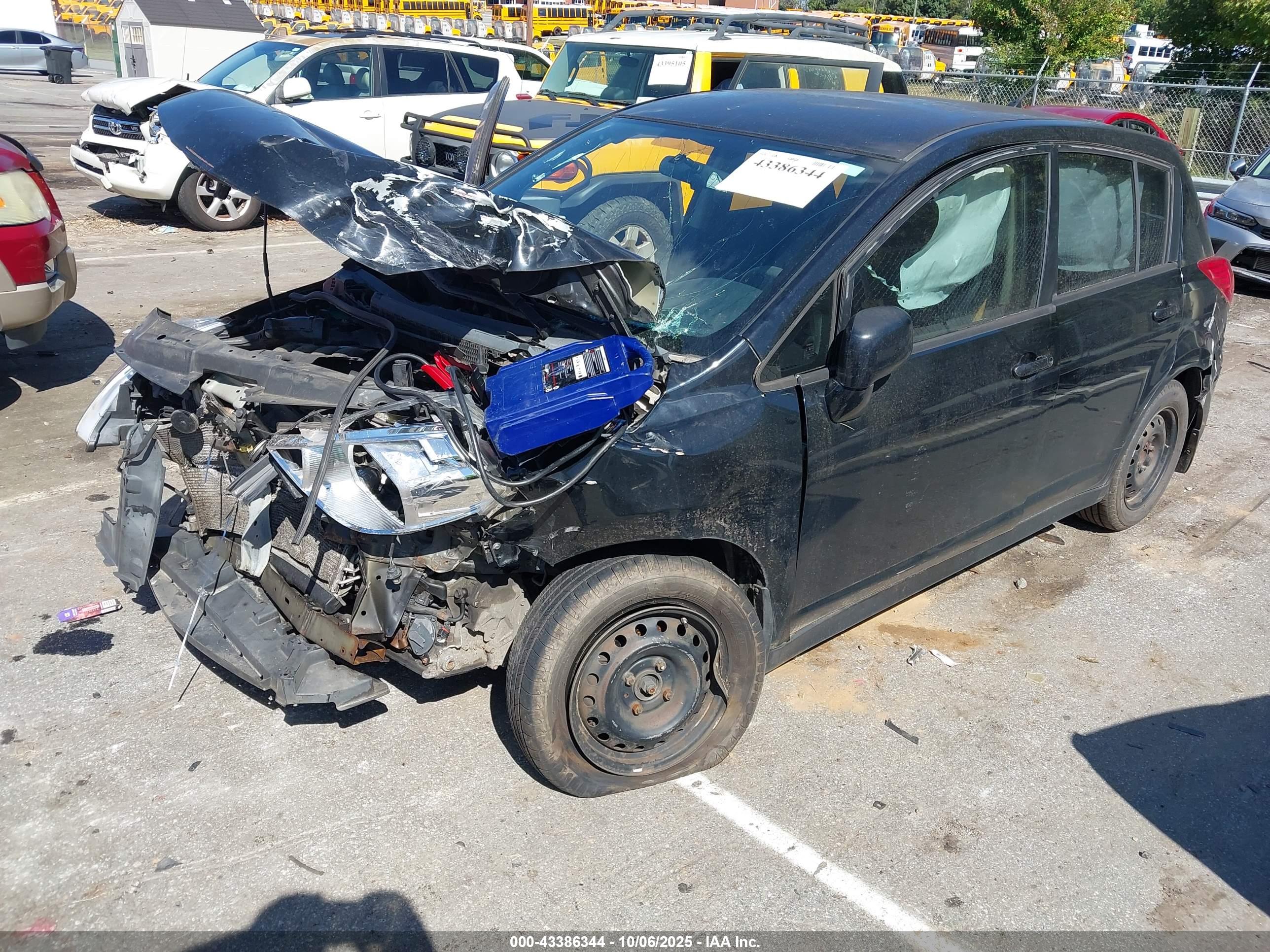 NISSAN VERSA image 2