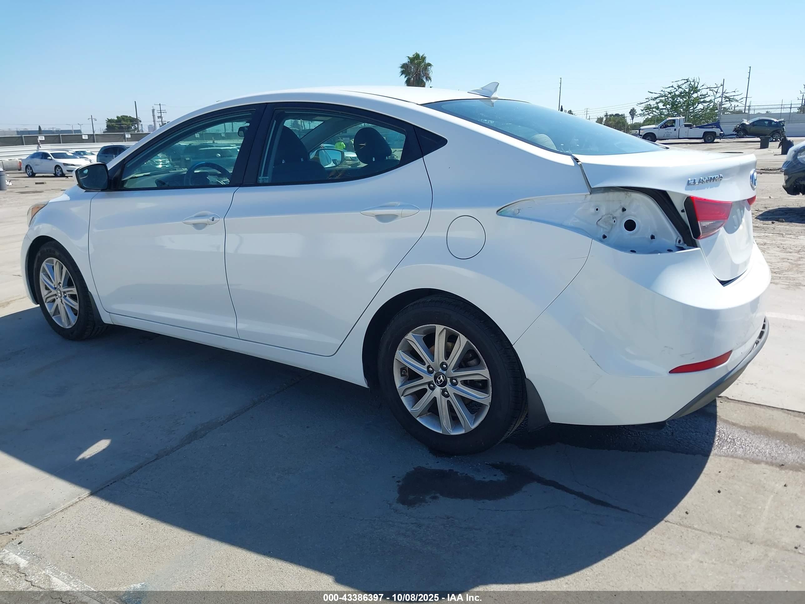 HYUNDAI ELANTRA image 3