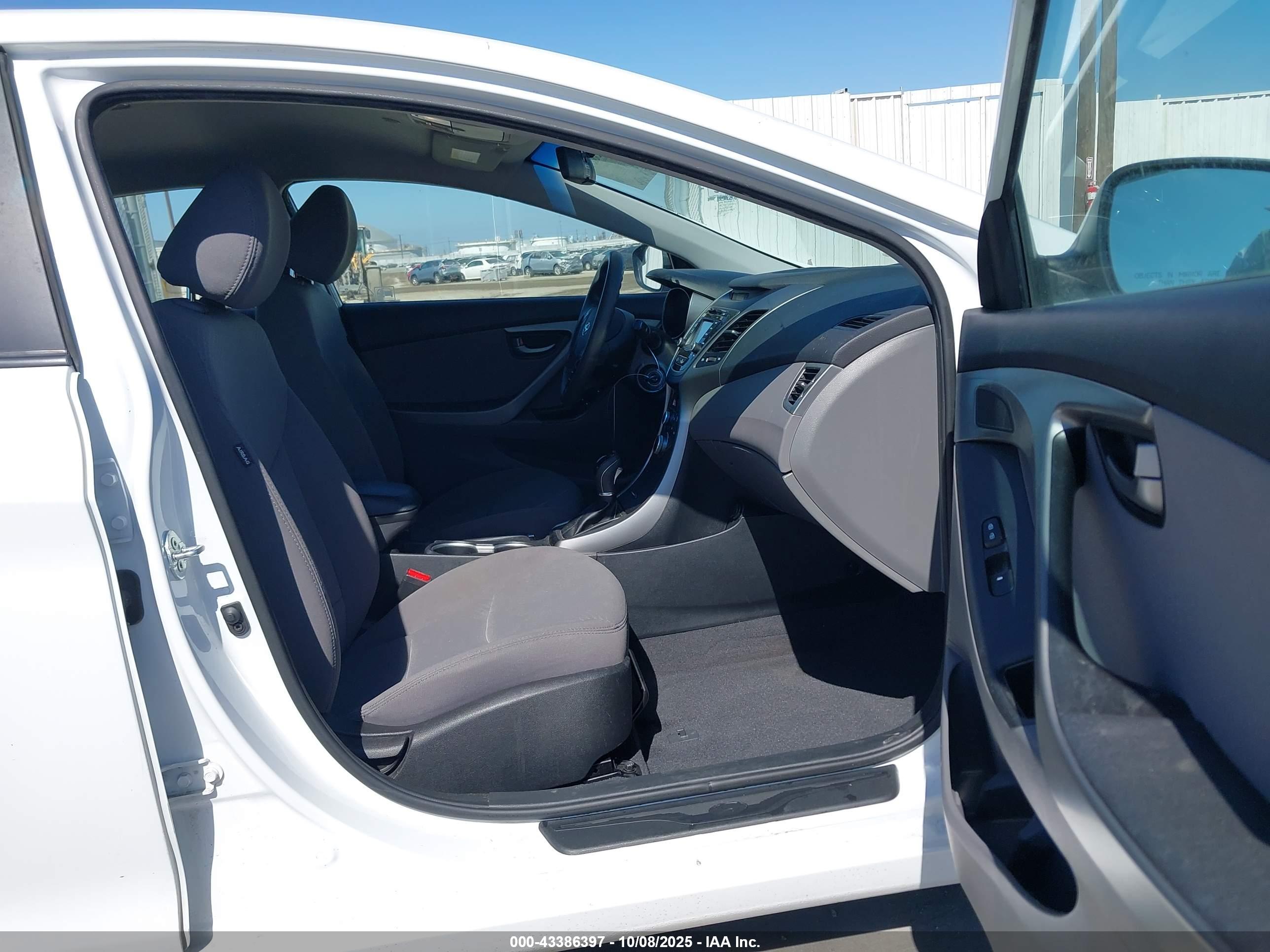 HYUNDAI ELANTRA image 5