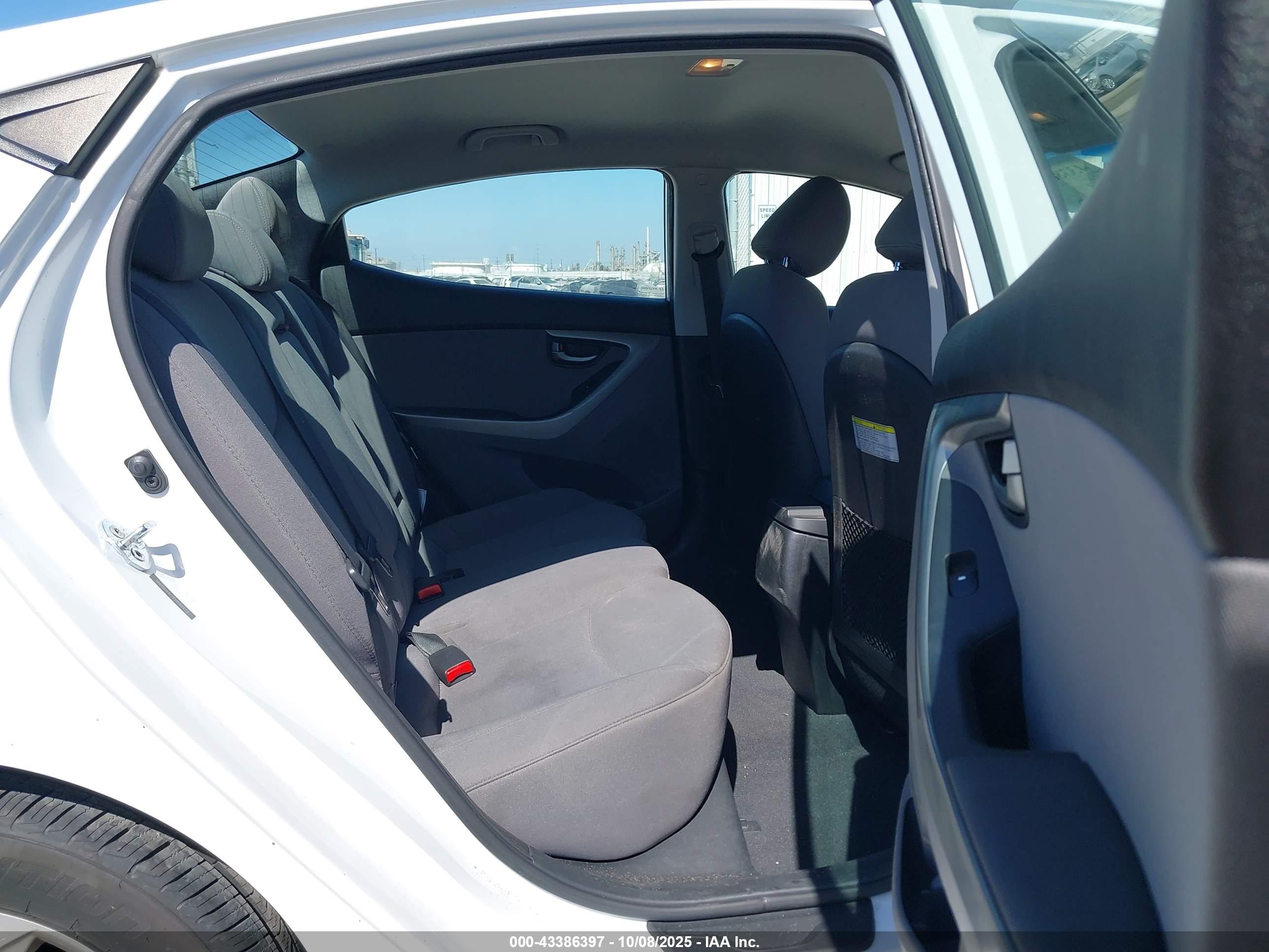 HYUNDAI ELANTRA image 8