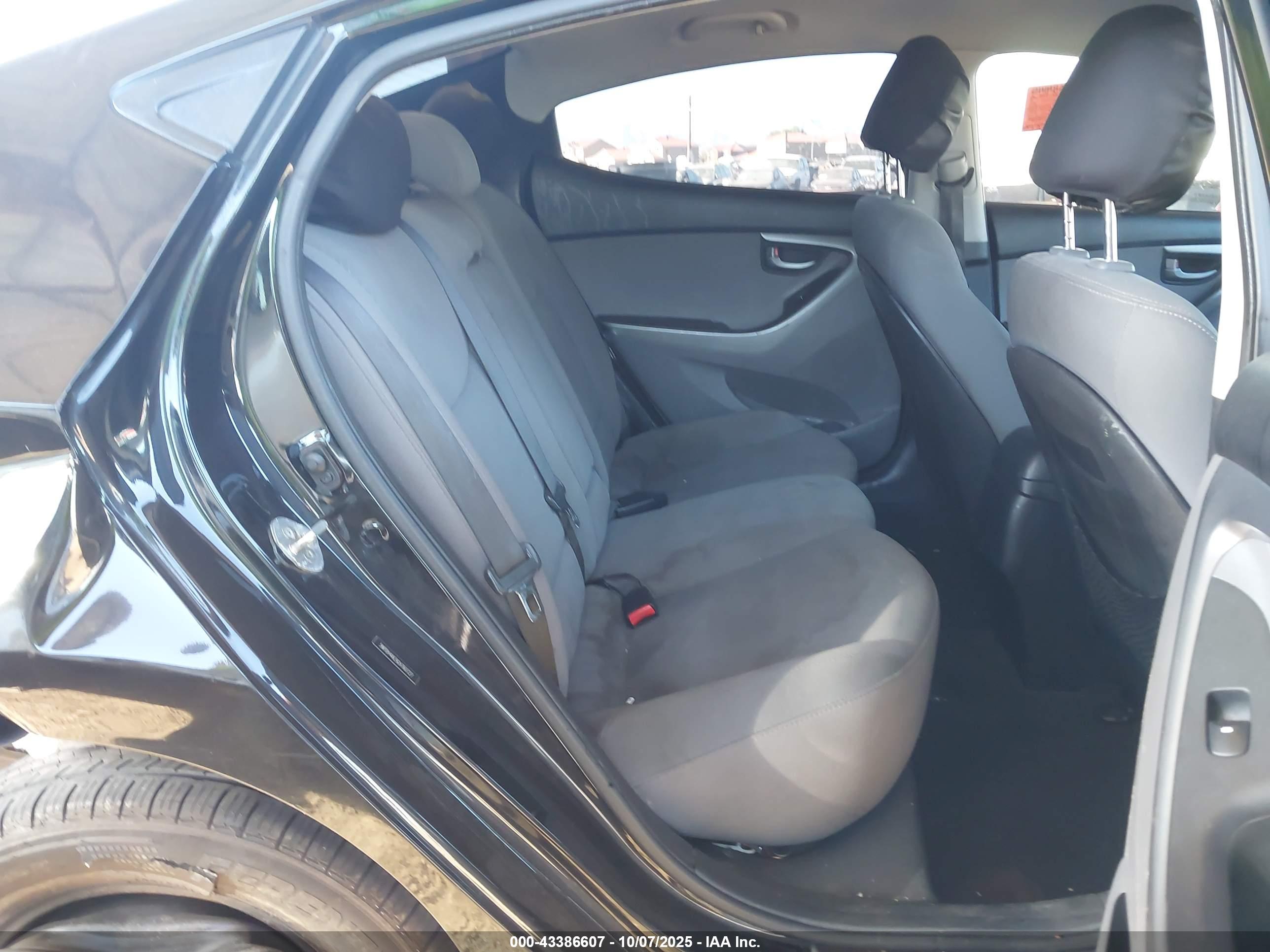 HYUNDAI ELANTRA image 8
