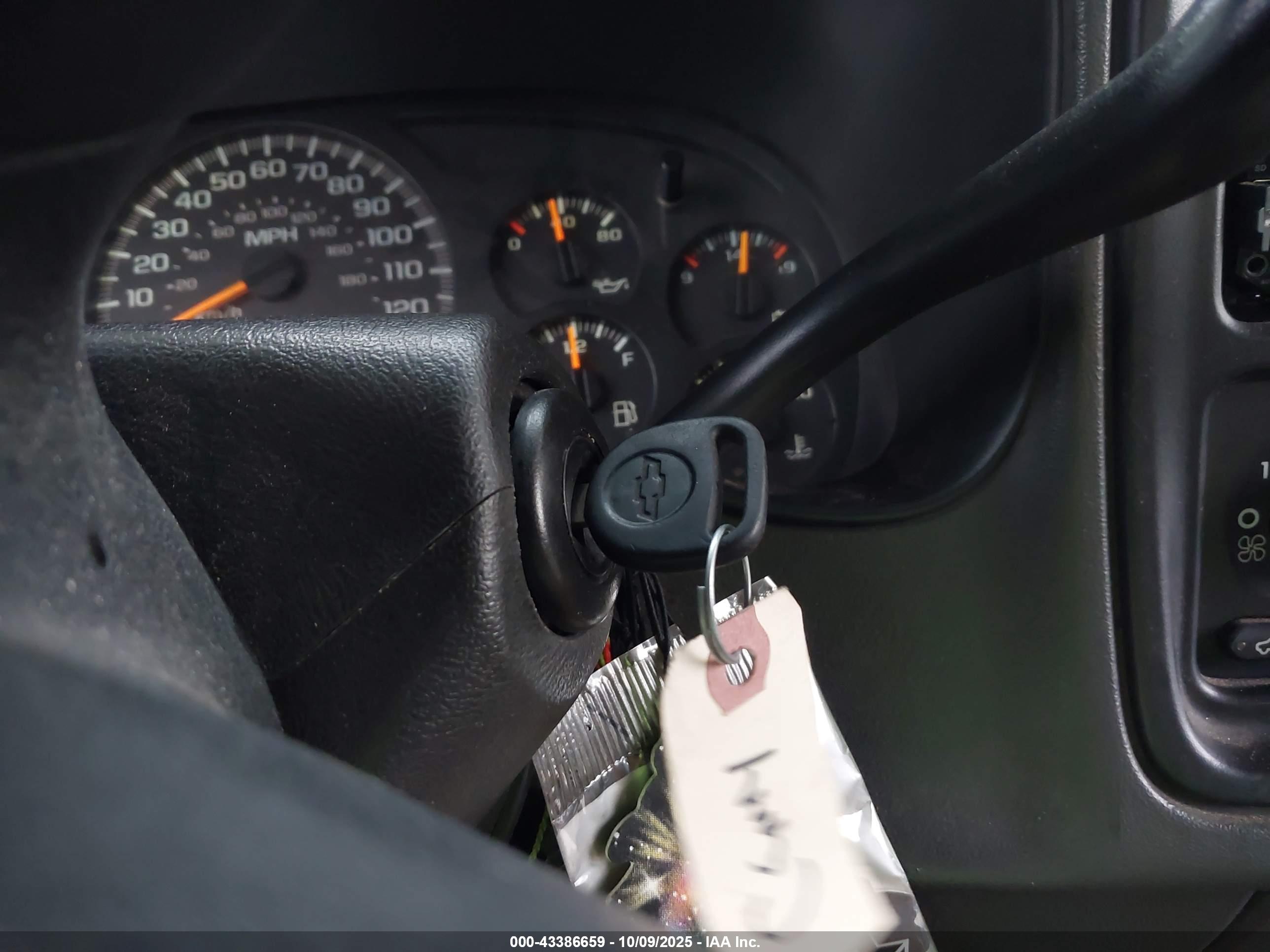 CHEVROLET SILVERADO image 11