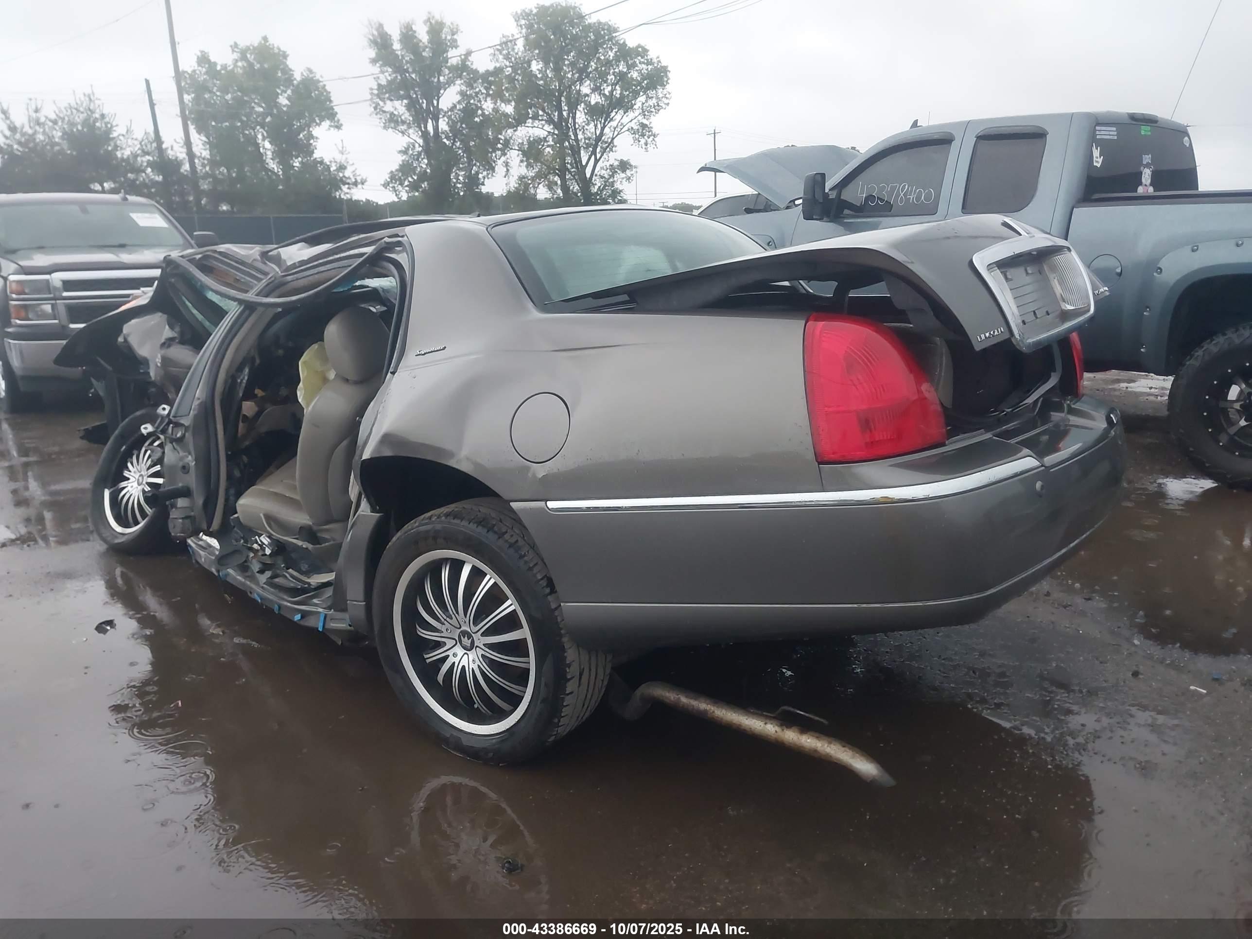 LINCOLN TOWN image 3