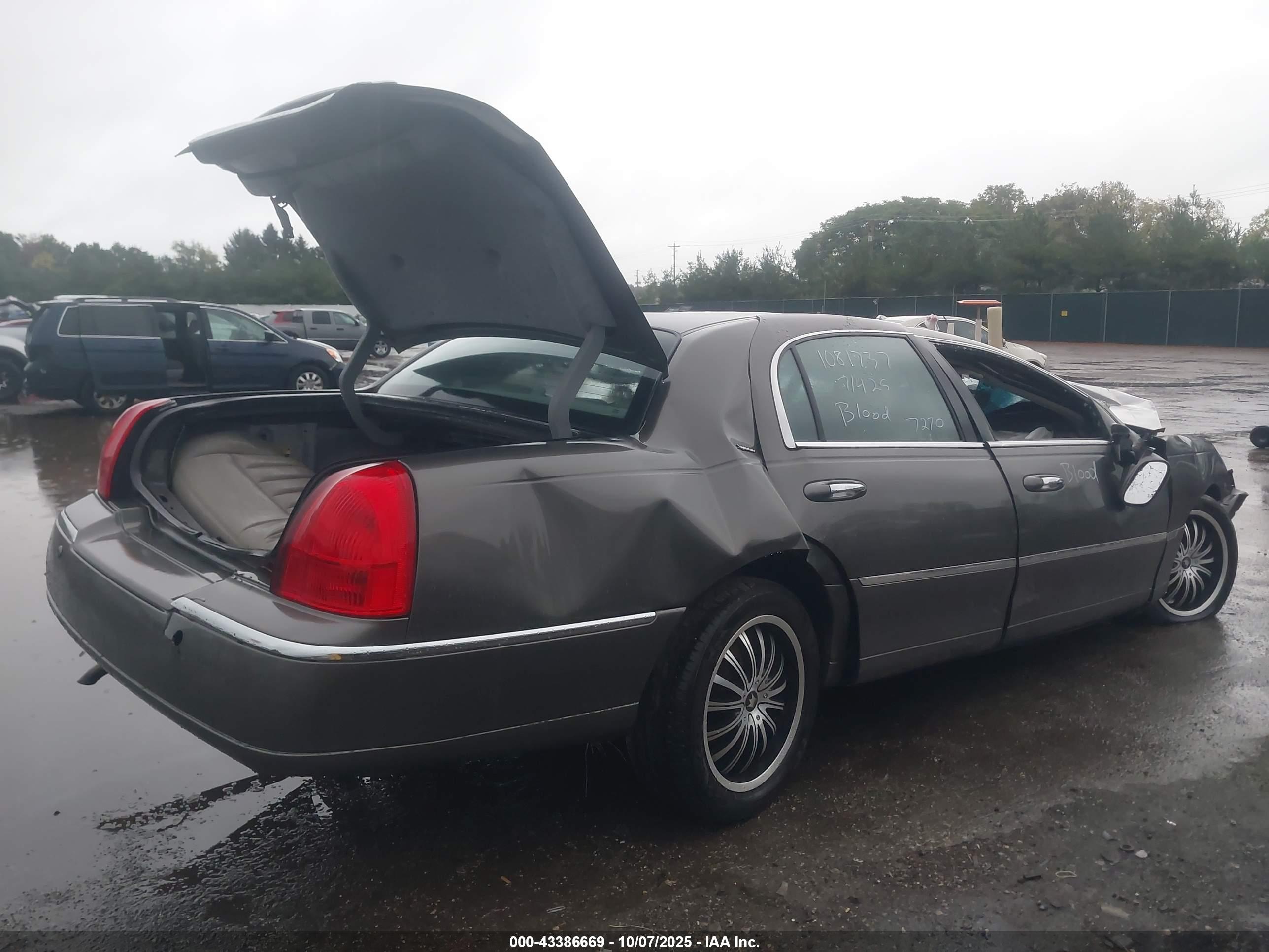 LINCOLN TOWN image 4