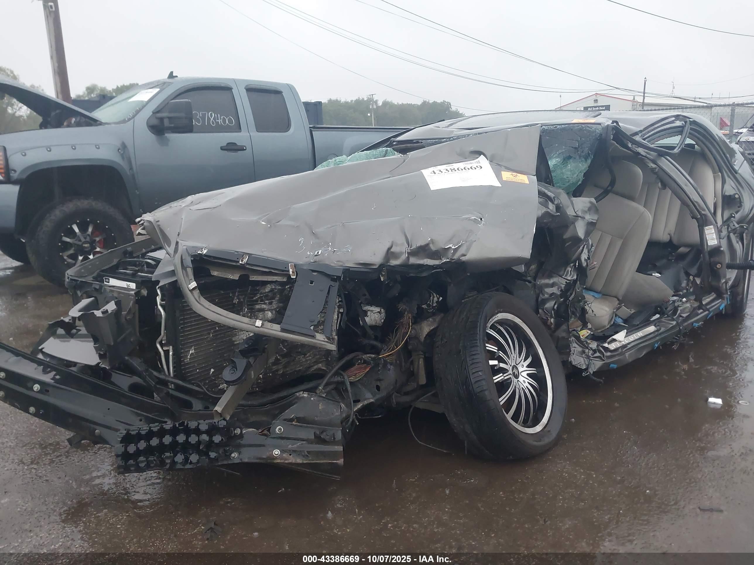 LINCOLN TOWN image 6