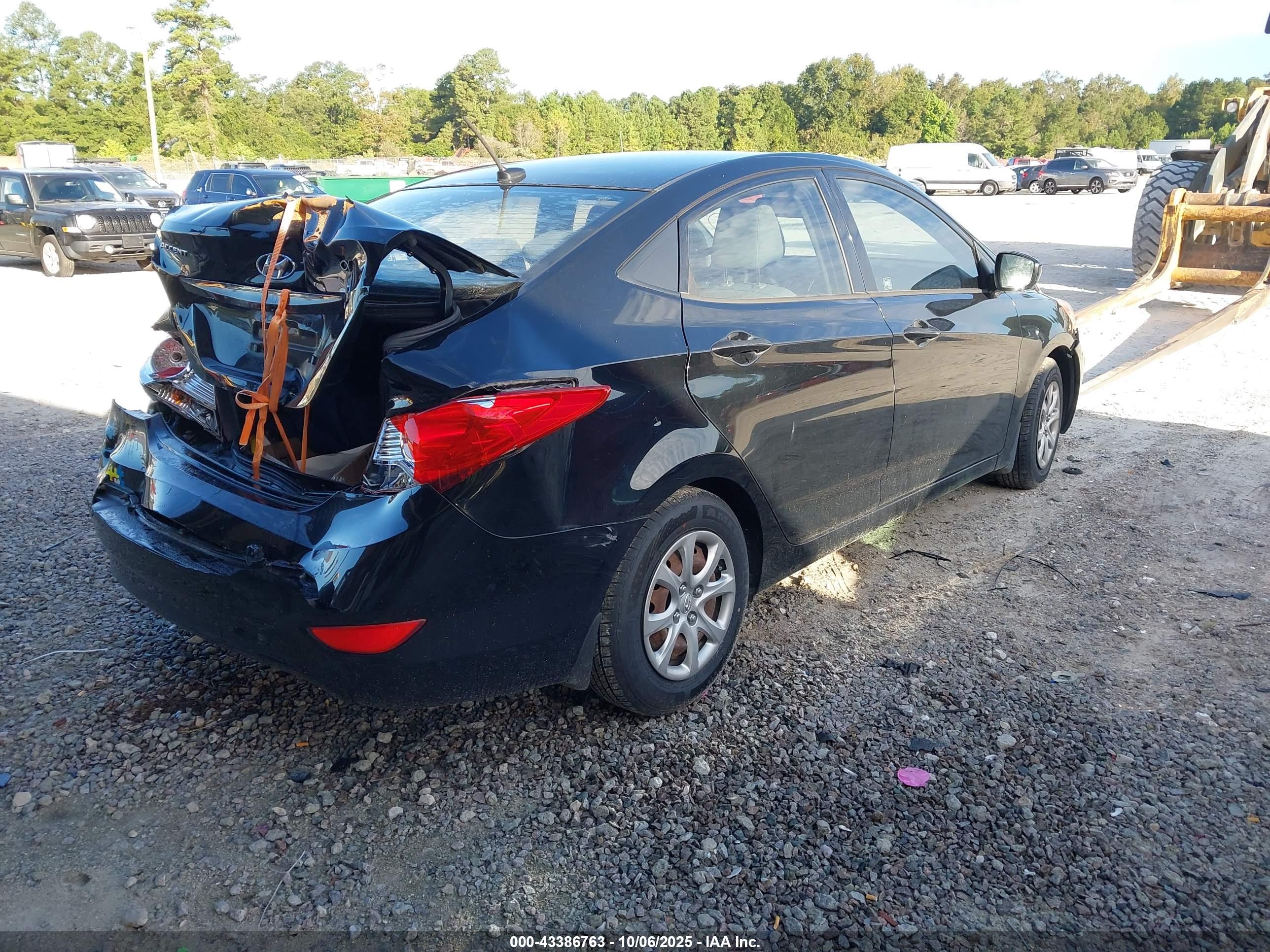 HYUNDAI ACCENT image 4