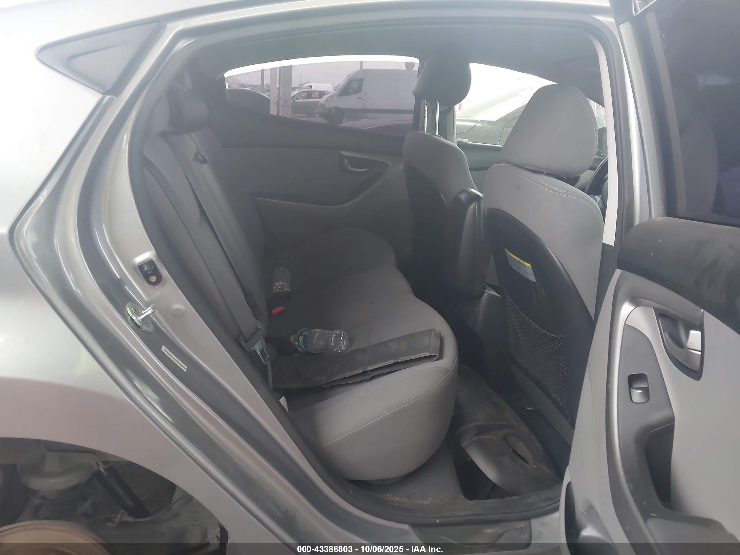 HYUNDAI ELANTRA image 8