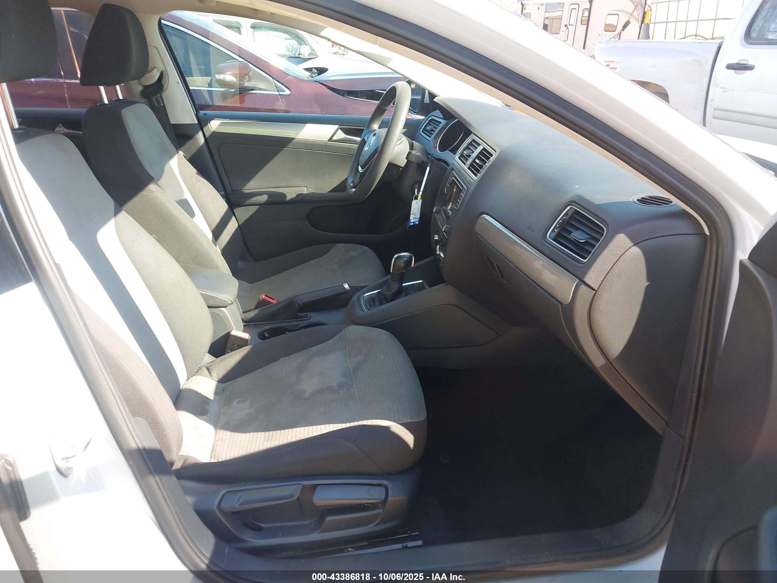VOLKSWAGEN JETTA image 5