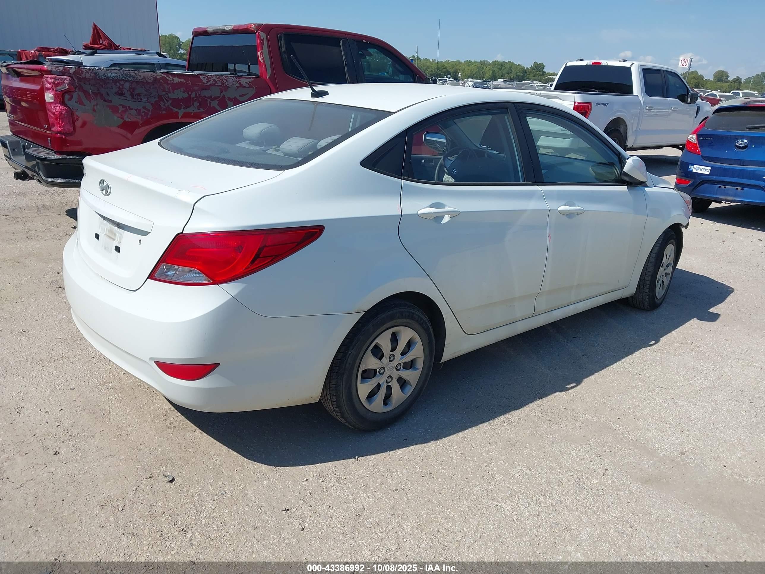 HYUNDAI ACCENT image 4