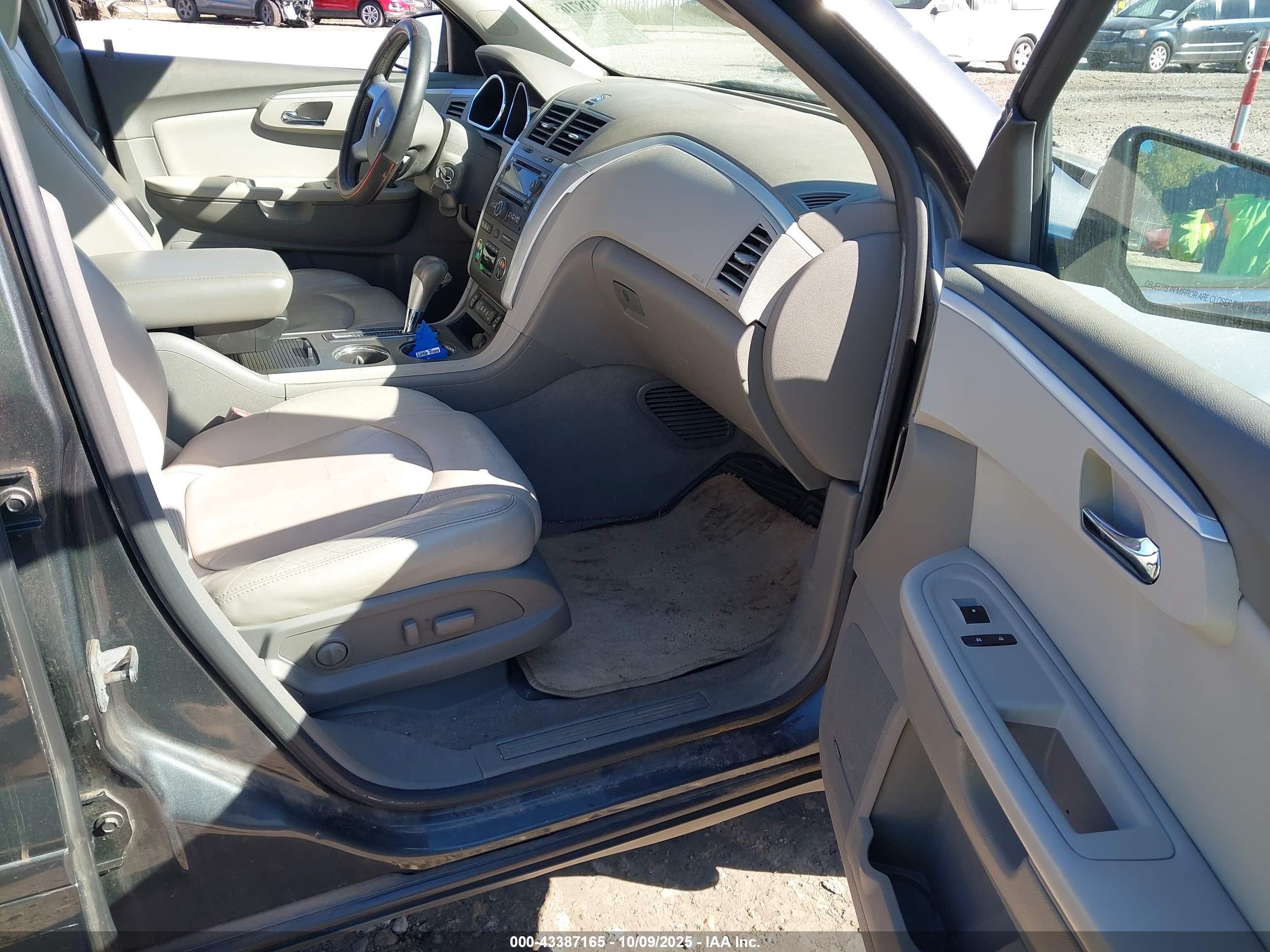 CHEVROLET TRAVERSE image 5