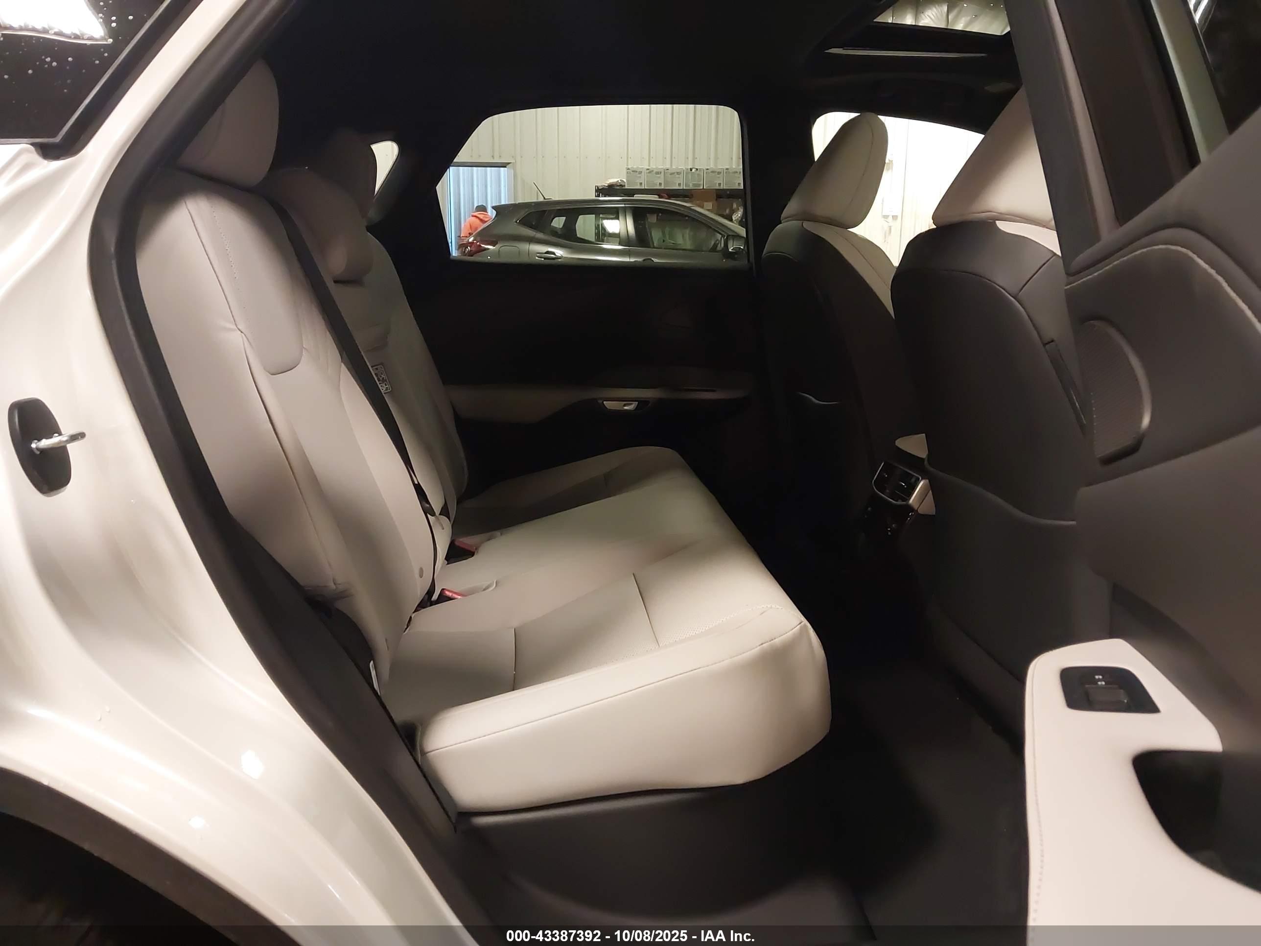 LEXUS RX image 8