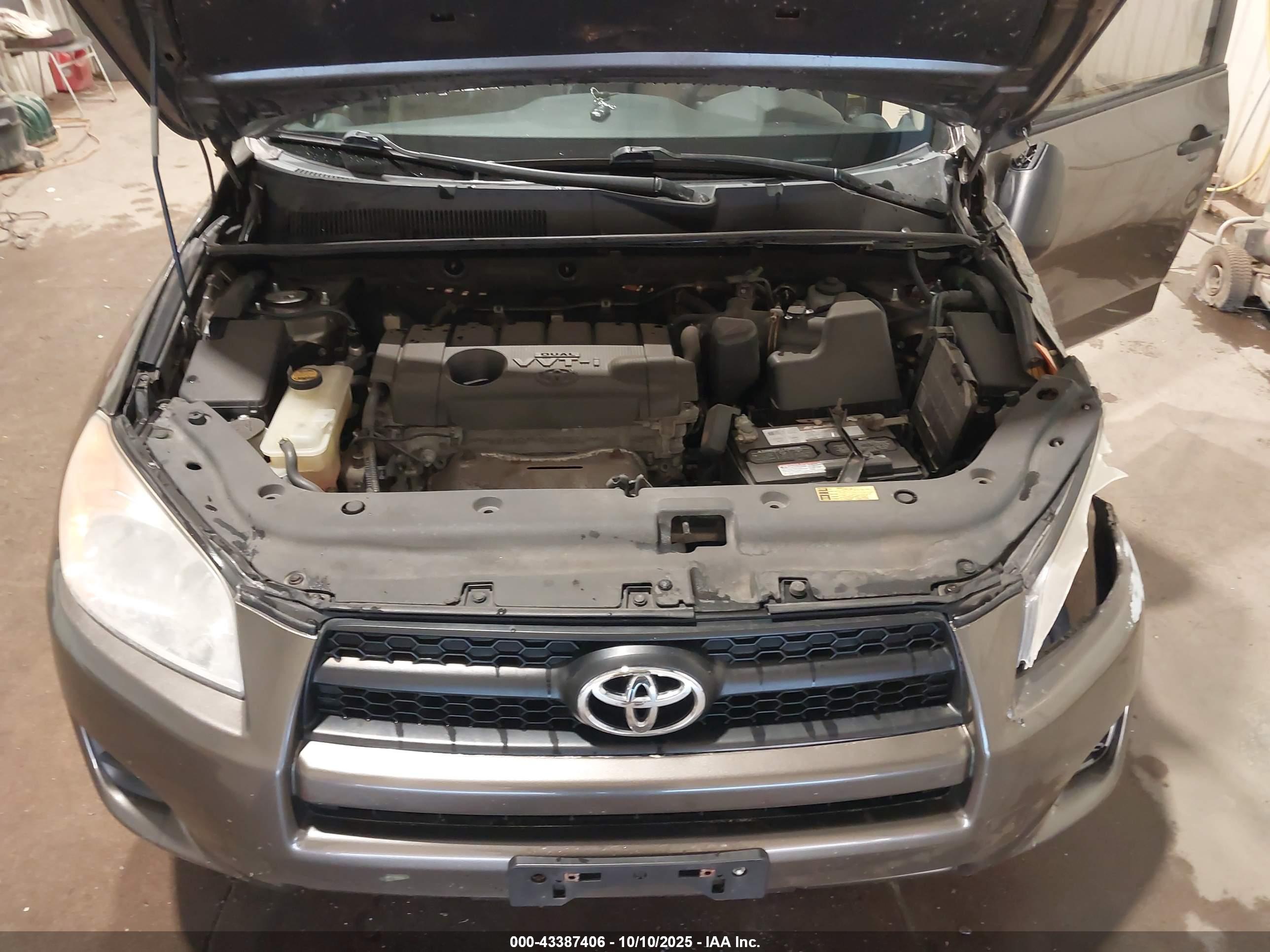 TOYOTA RAV4 image 10