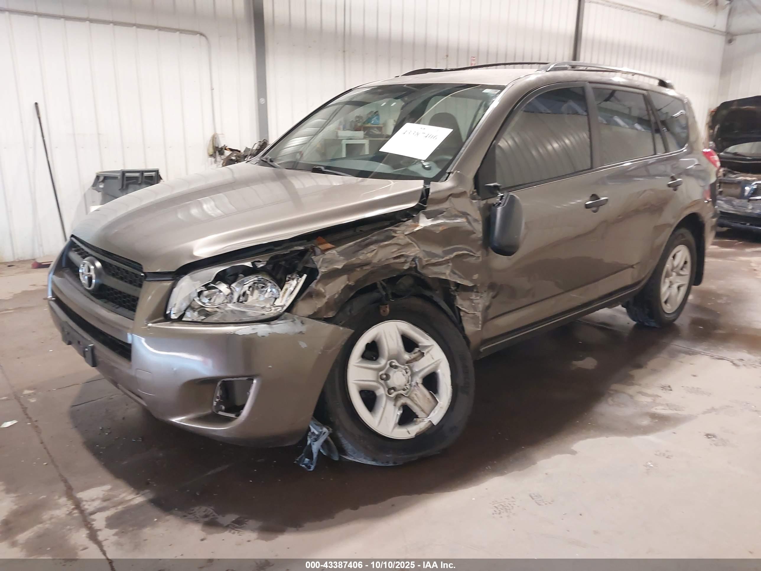 TOYOTA RAV4 image 2
