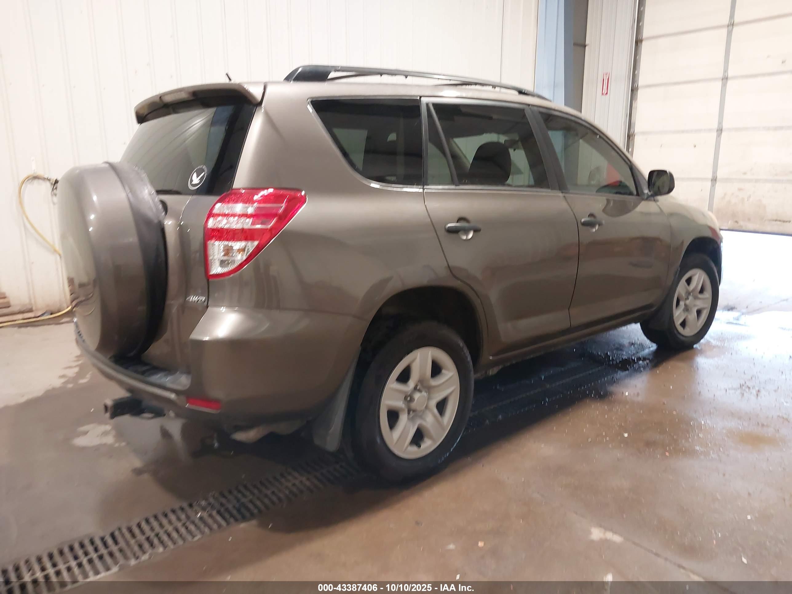 TOYOTA RAV4 image 4