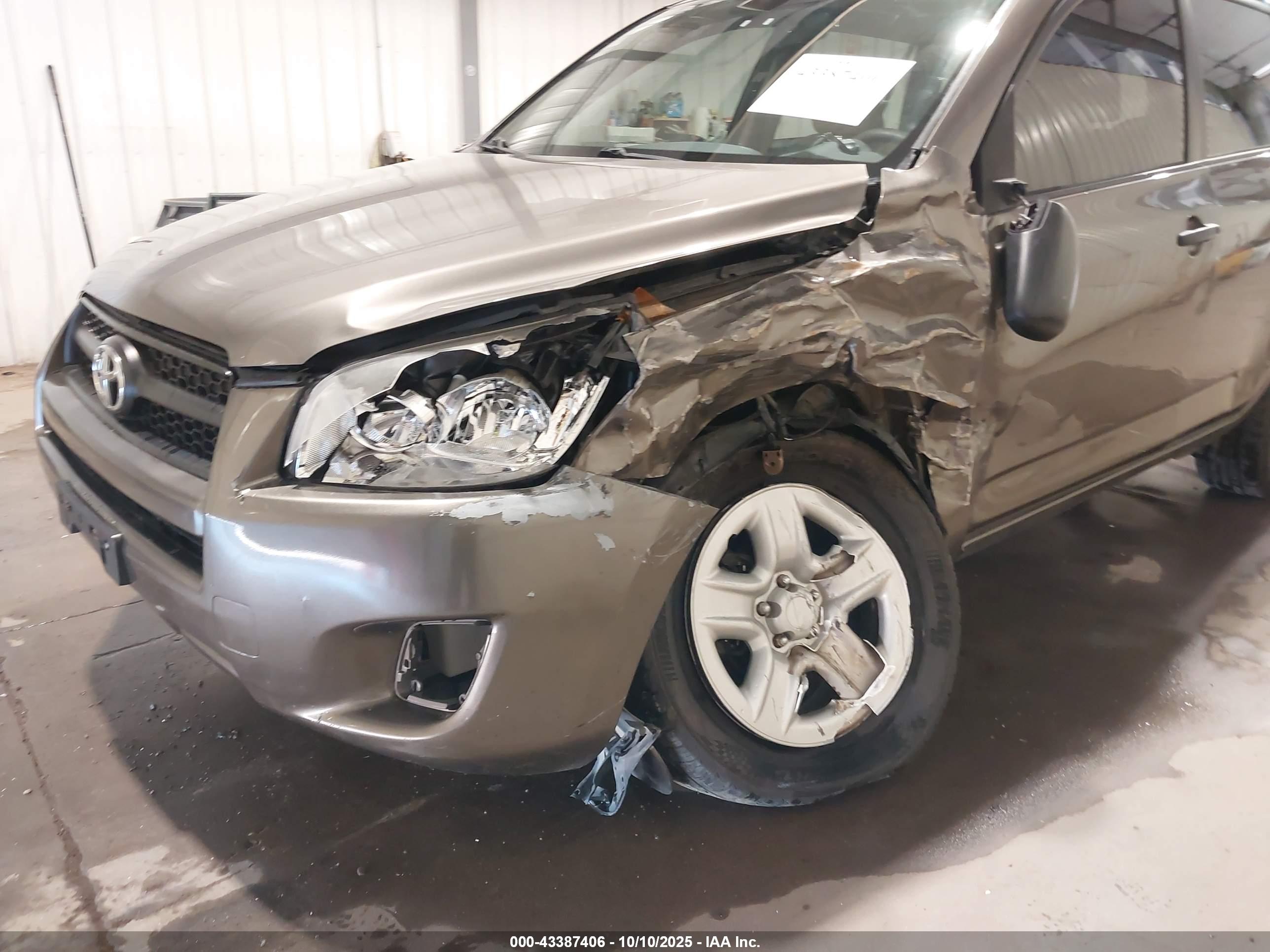 TOYOTA RAV4 image 6