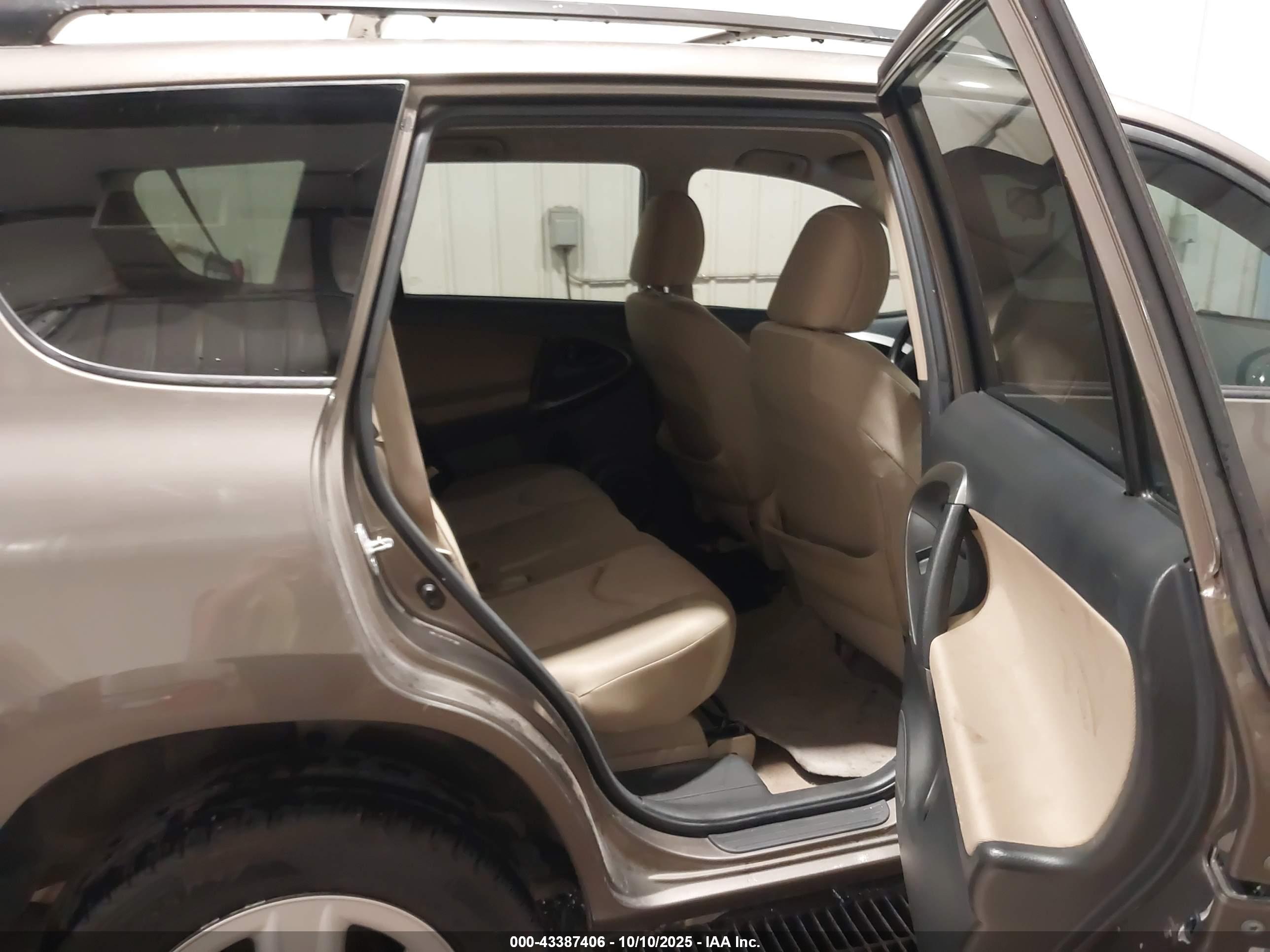 TOYOTA RAV4 image 8