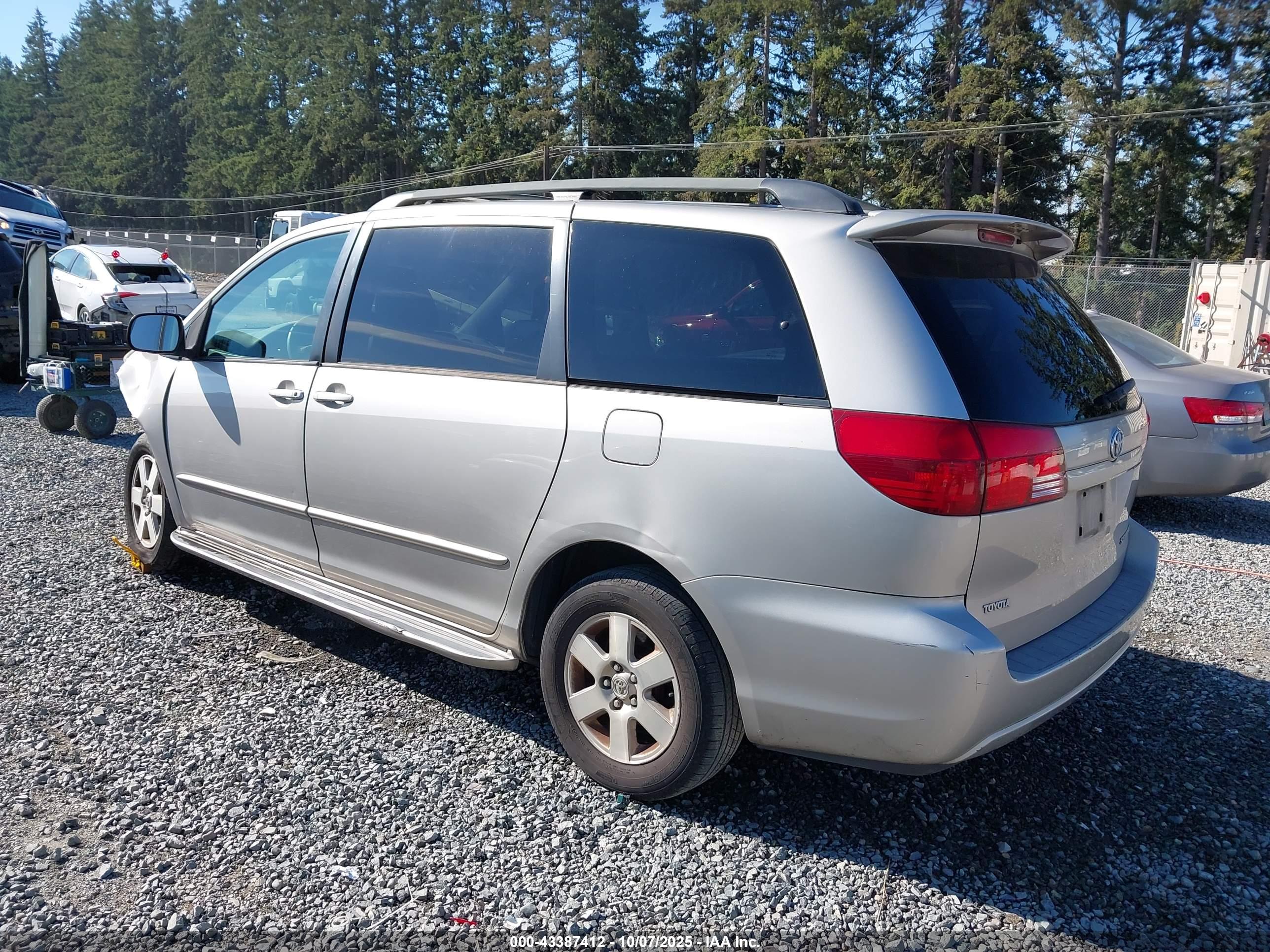 TOYOTA SIENNA image 3