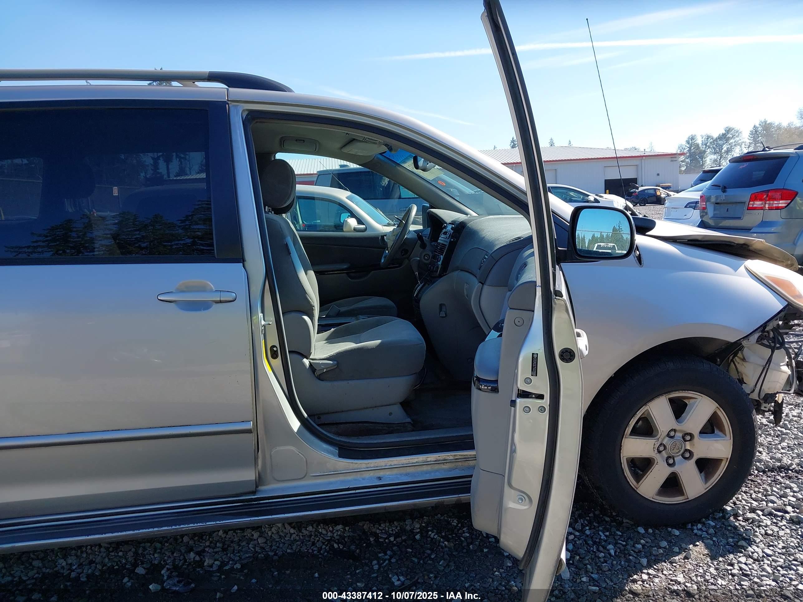 TOYOTA SIENNA image 5