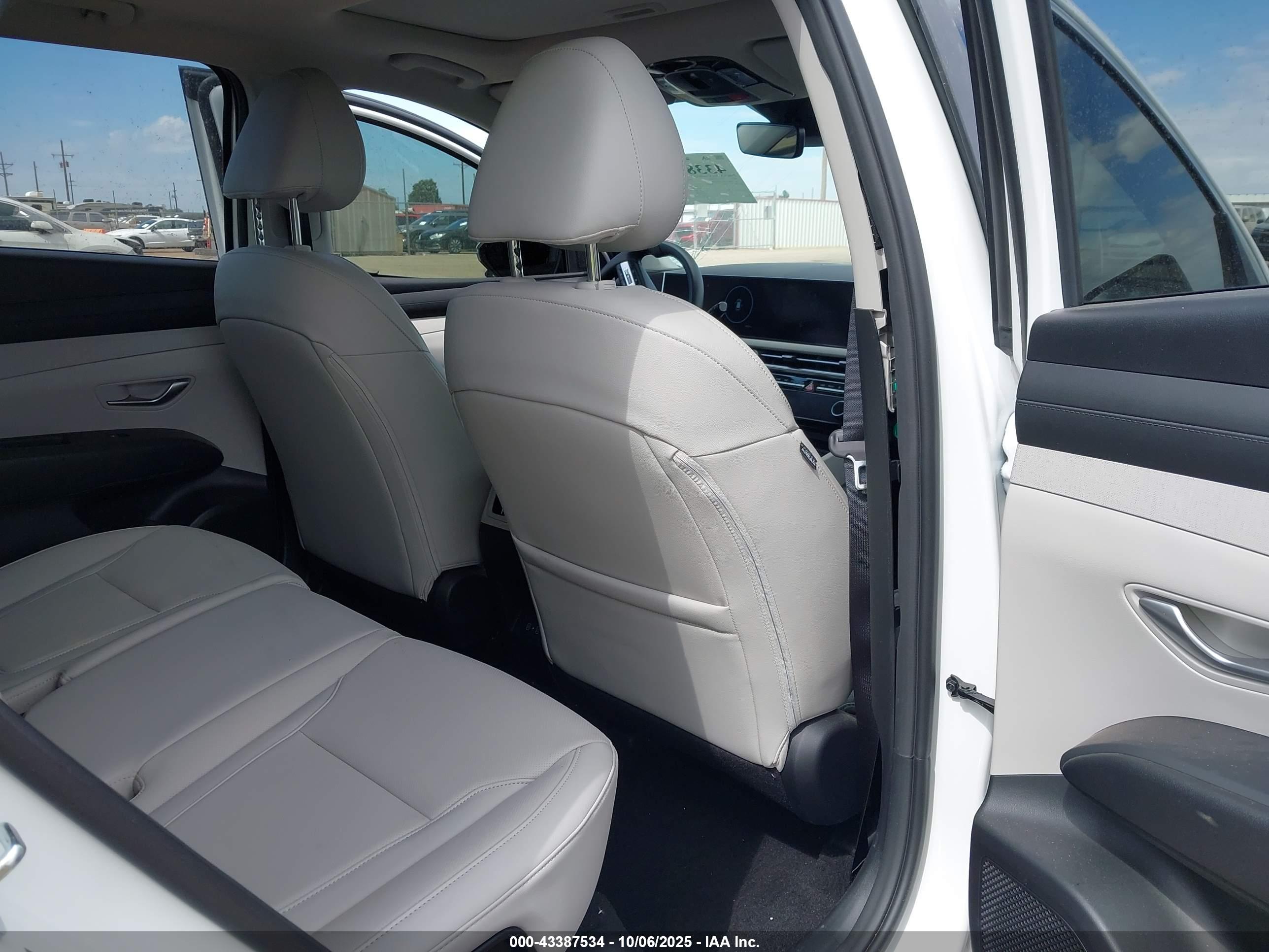 HYUNDAI TUCSON image 8