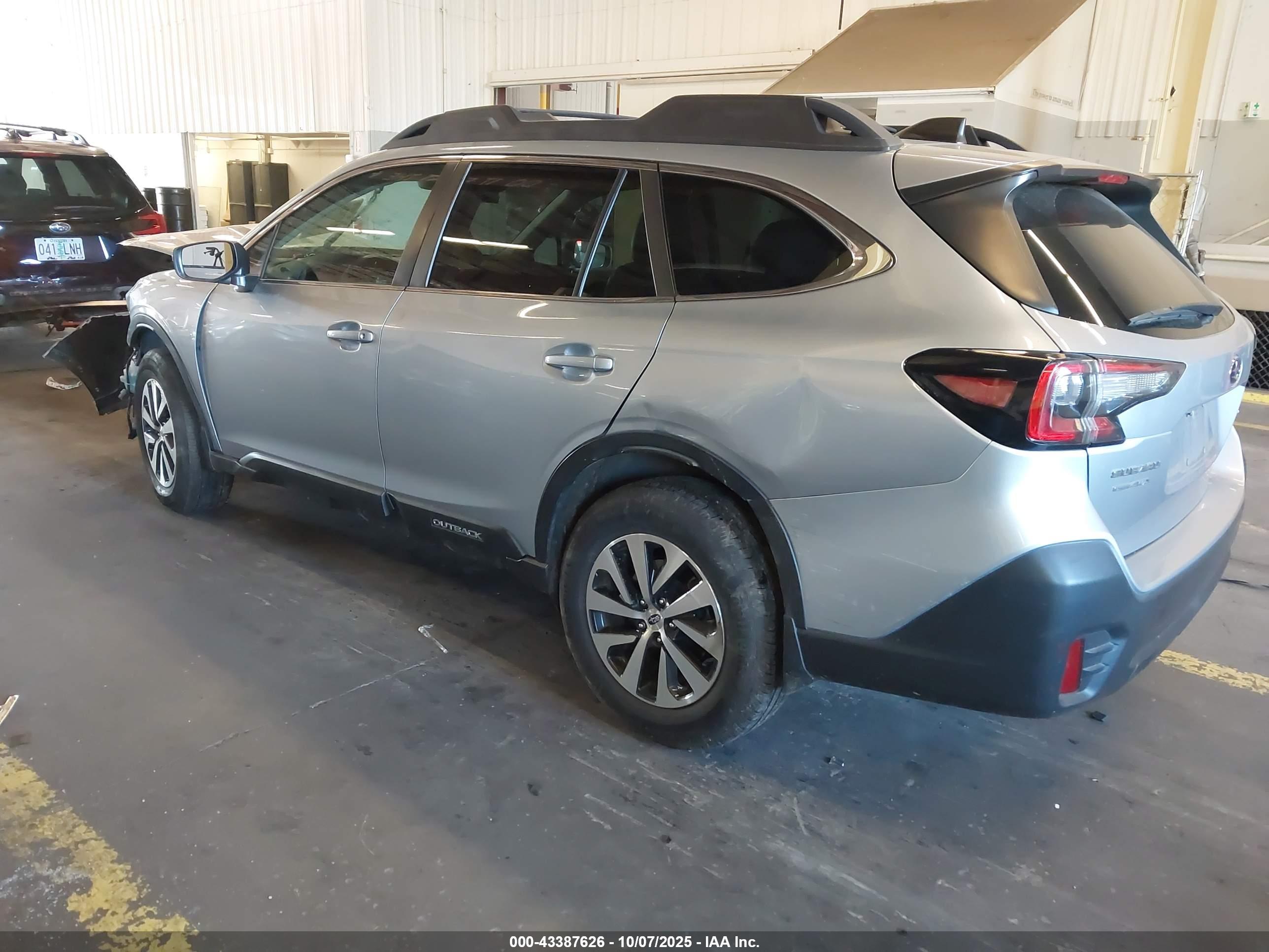 SUBARU OUTBACK image 3