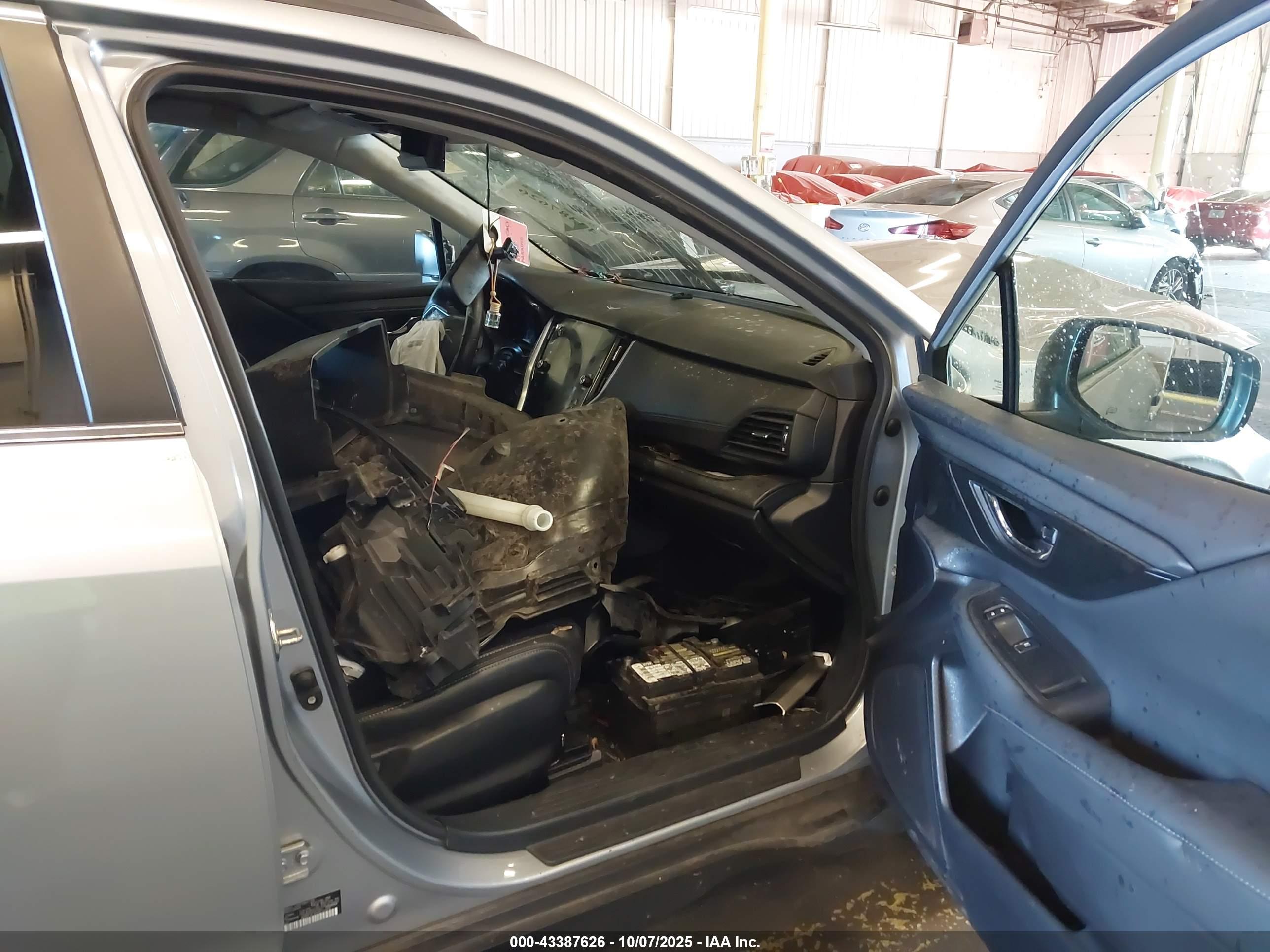 SUBARU OUTBACK image 5
