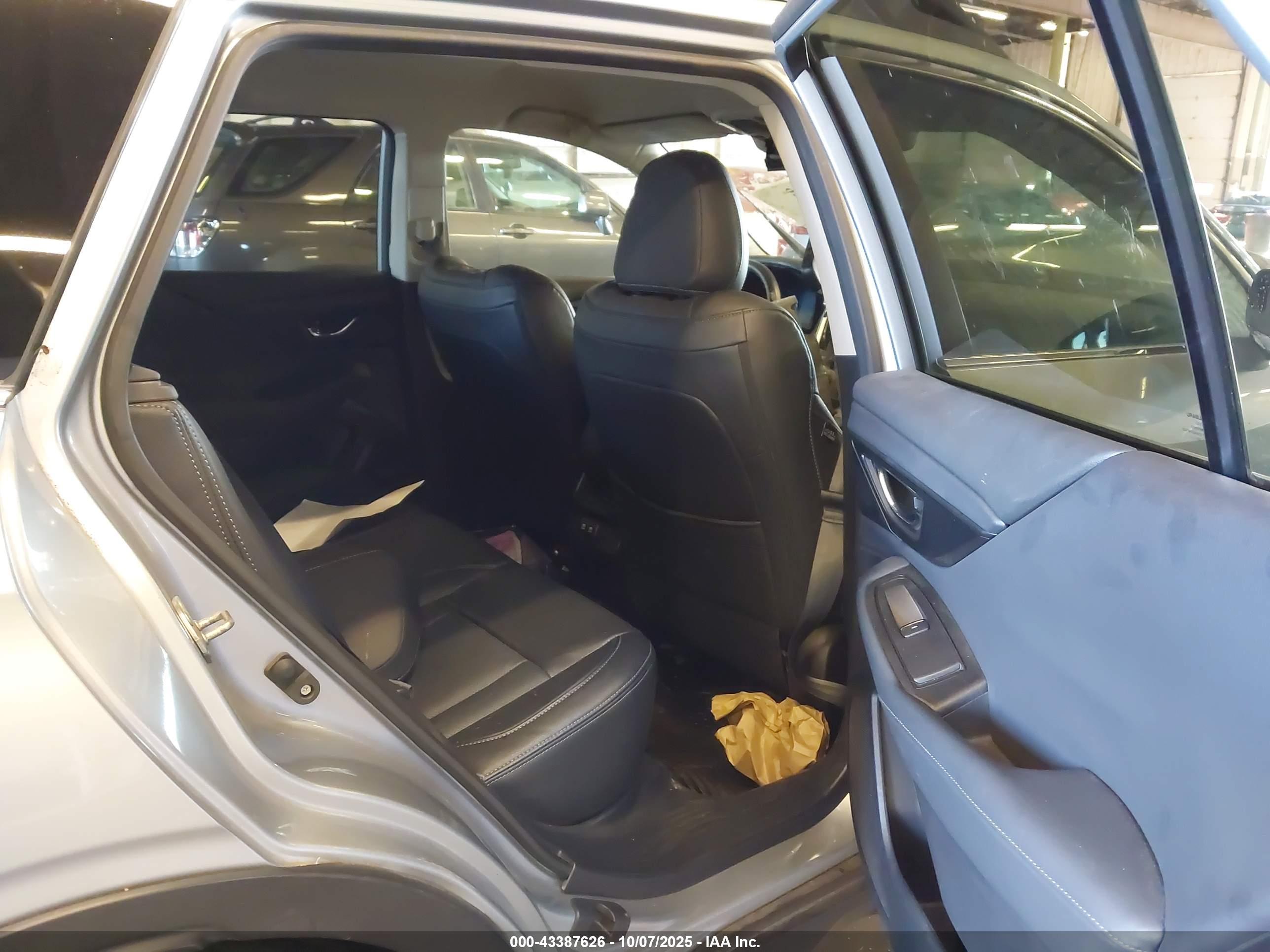 SUBARU OUTBACK image 8