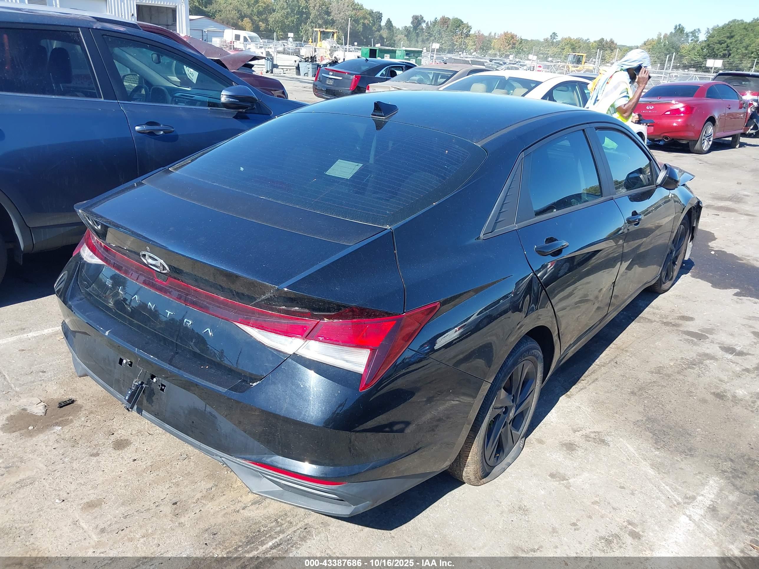 HYUNDAI ELANTRA image 4