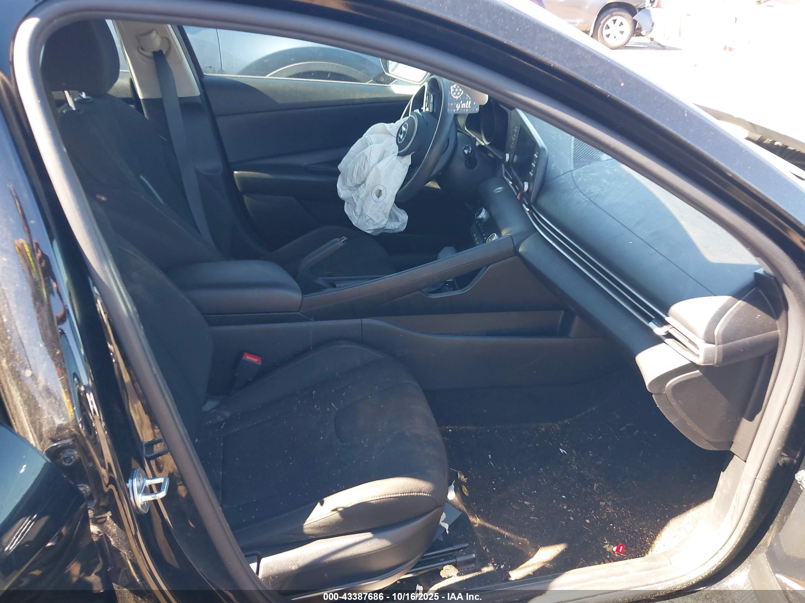HYUNDAI ELANTRA image 5