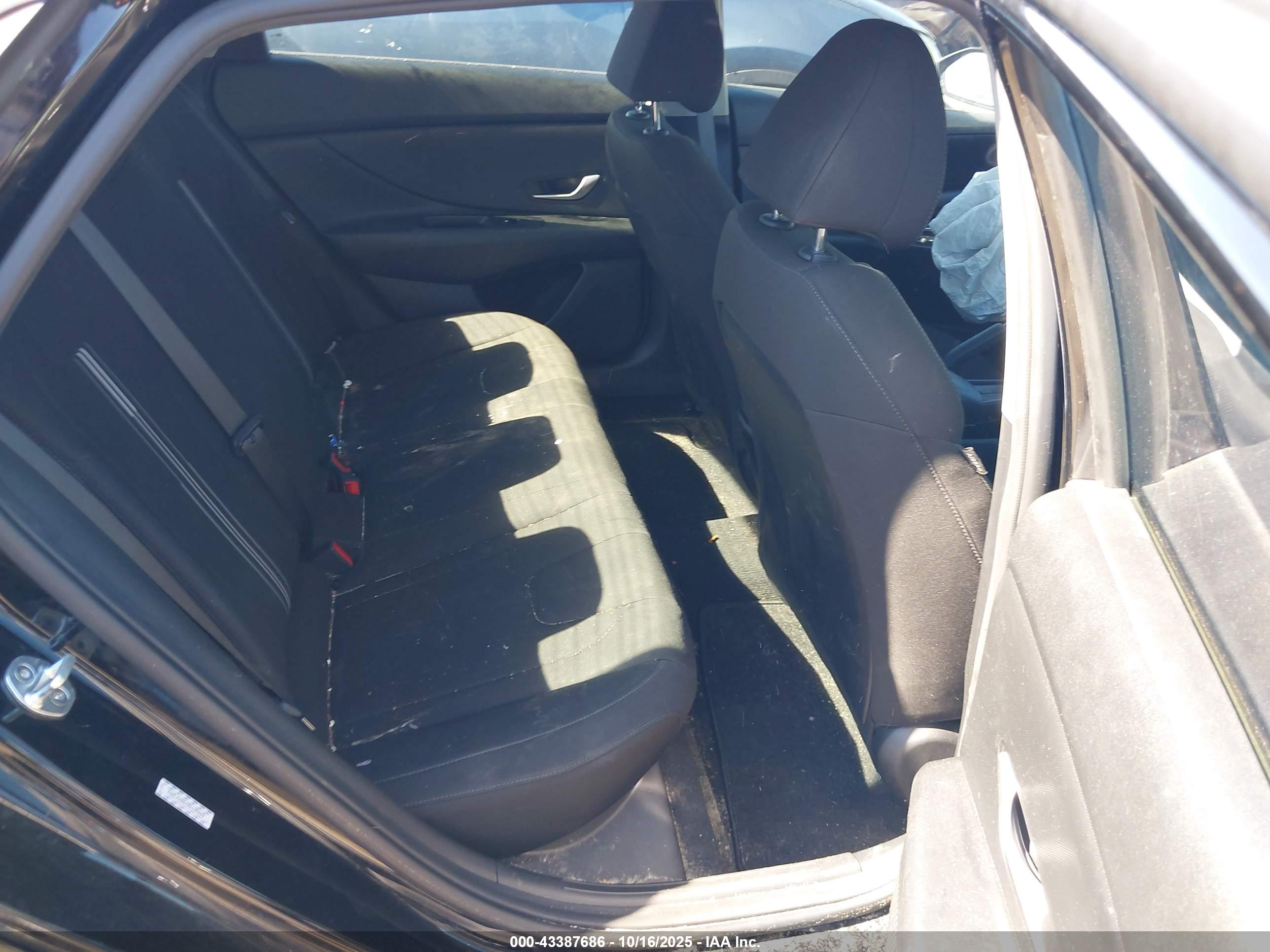 HYUNDAI ELANTRA image 8