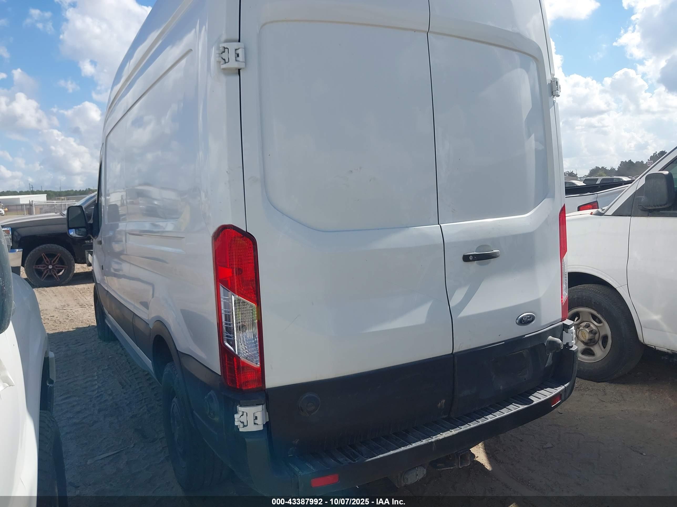 FORD TRANSIT-250 image 3