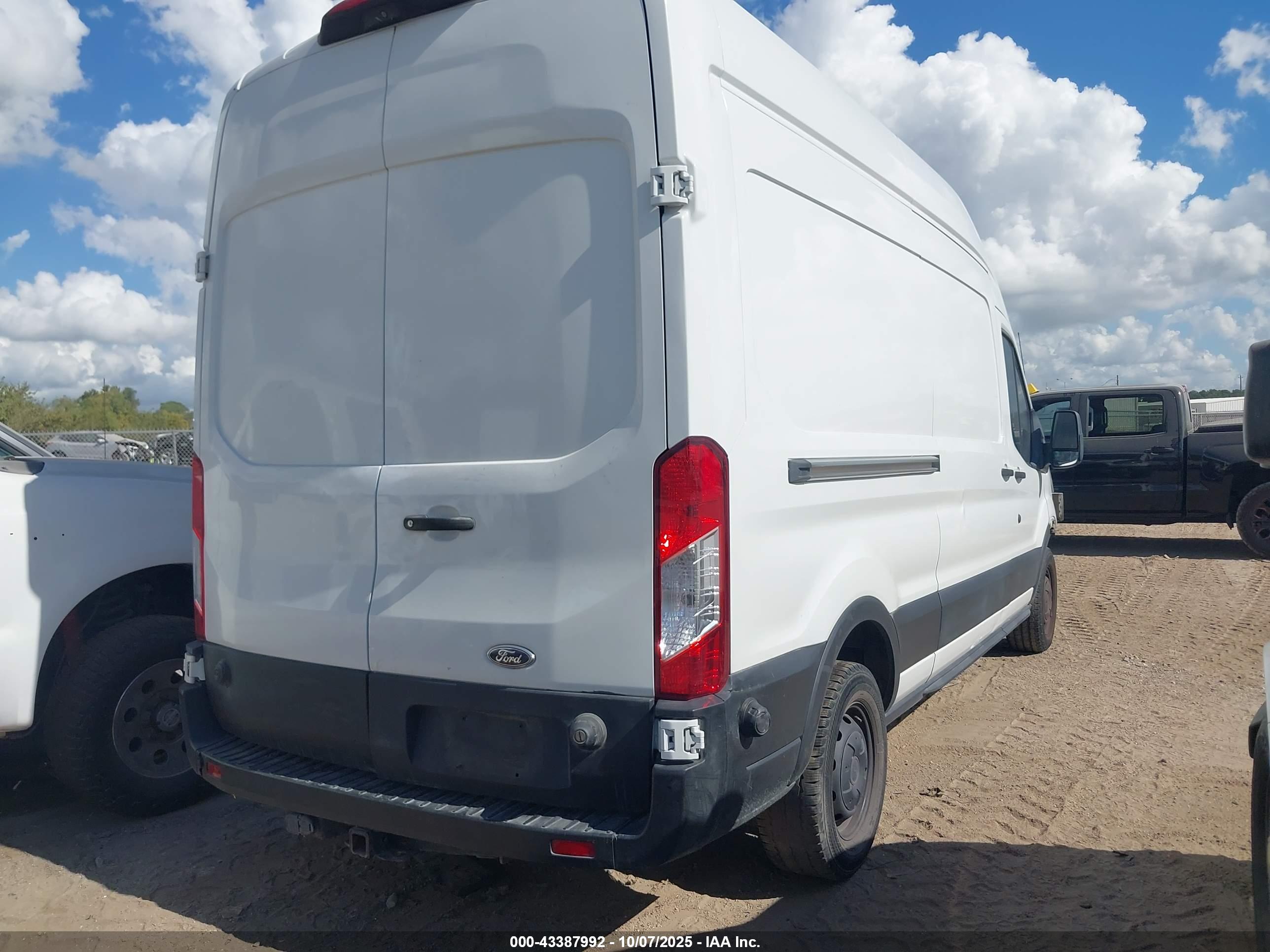 FORD TRANSIT-250 image 4