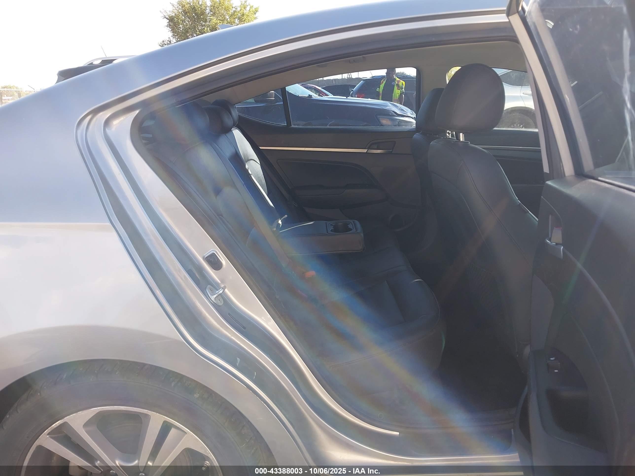 HYUNDAI ELANTRA image 8