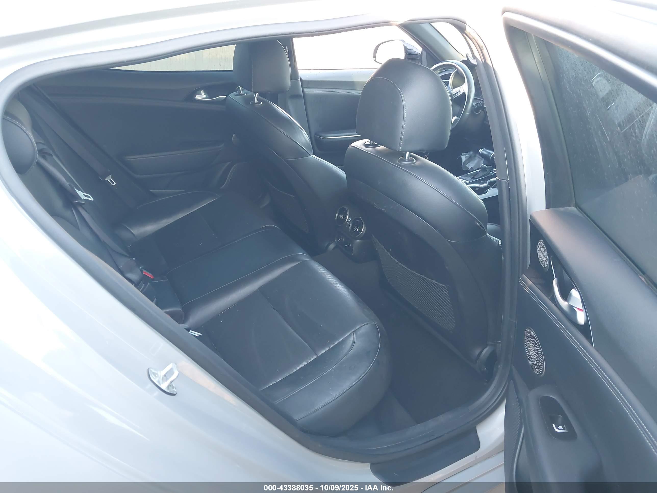 KIA STINGER image 8