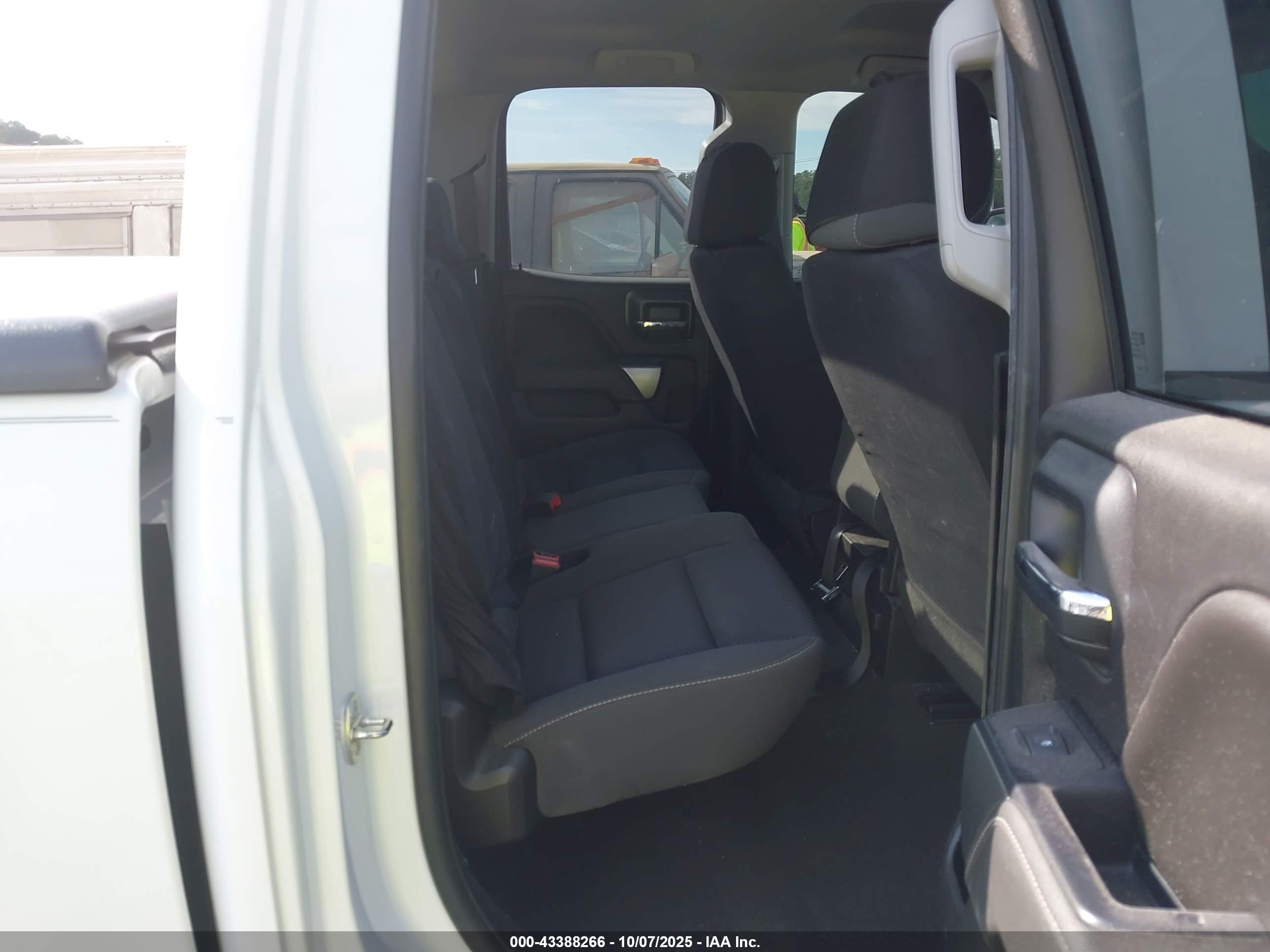 CHEVROLET SILVERADO image 8