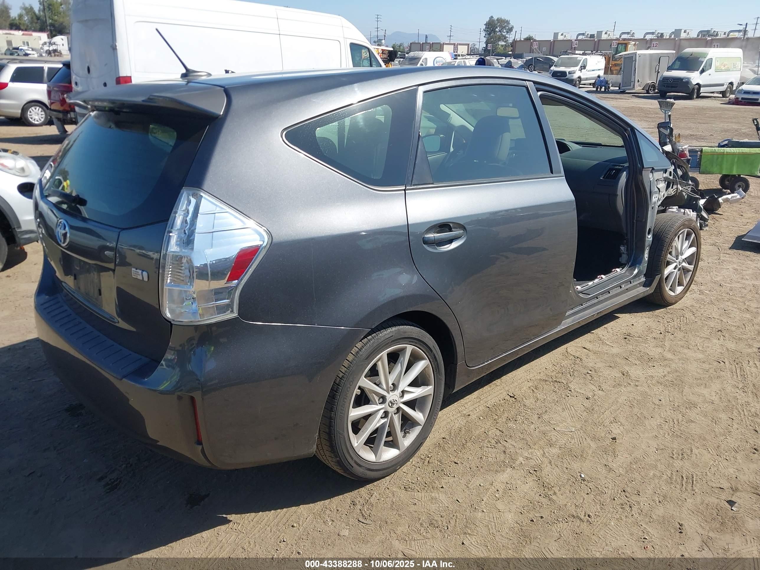 TOYOTA PRIUS image 4