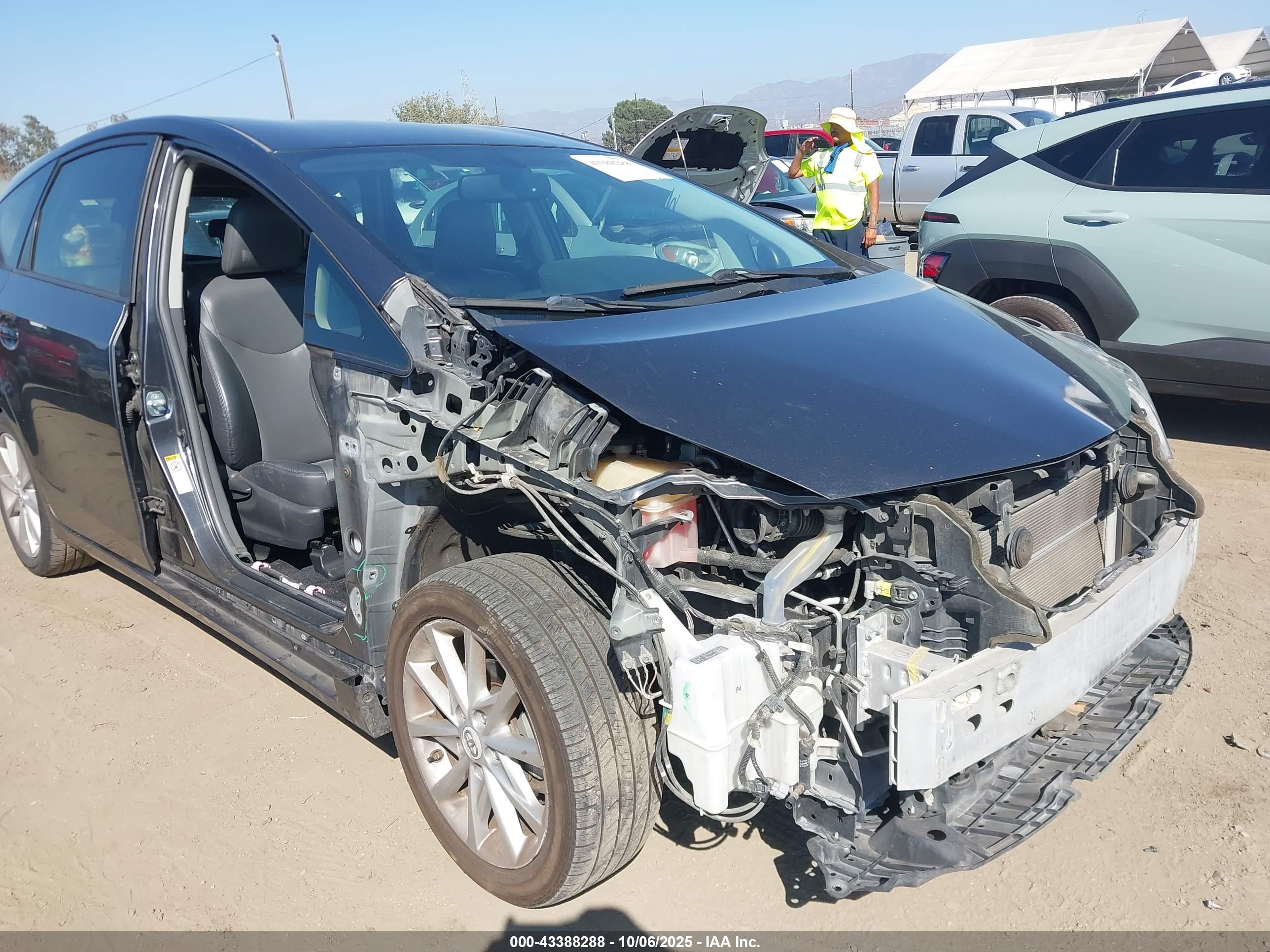 TOYOTA PRIUS image 6