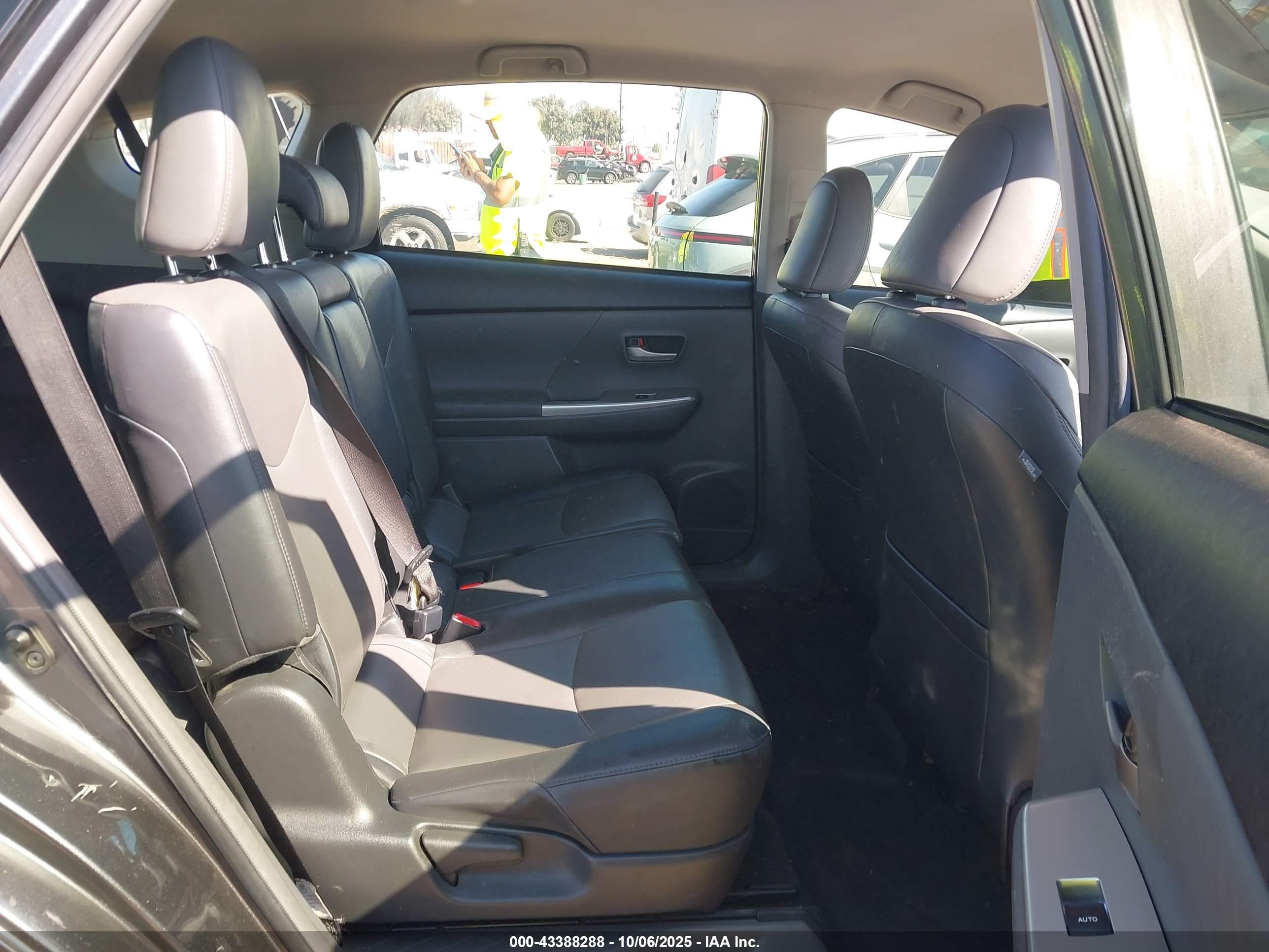 TOYOTA PRIUS image 8