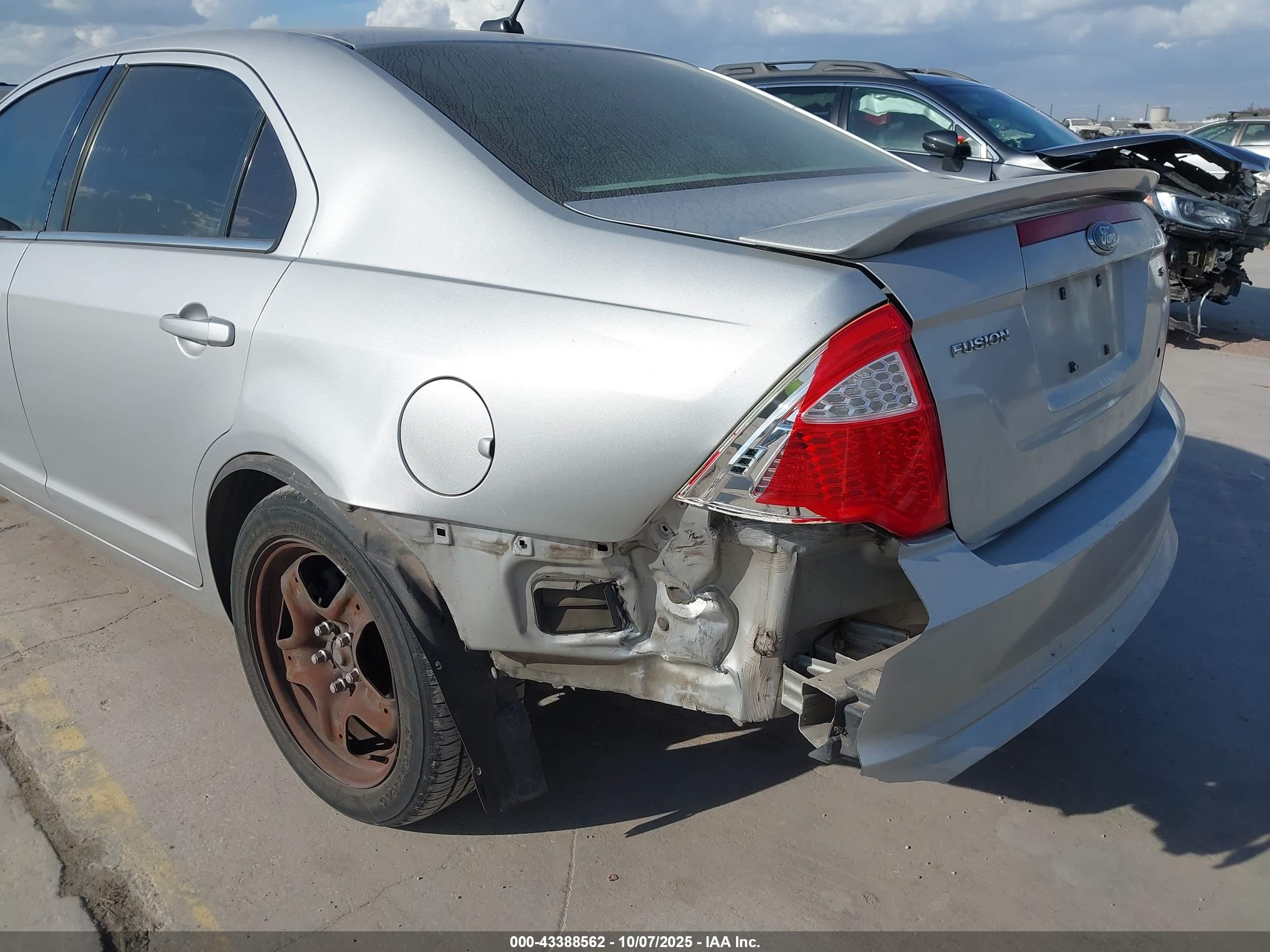 FORD FUSION image 6
