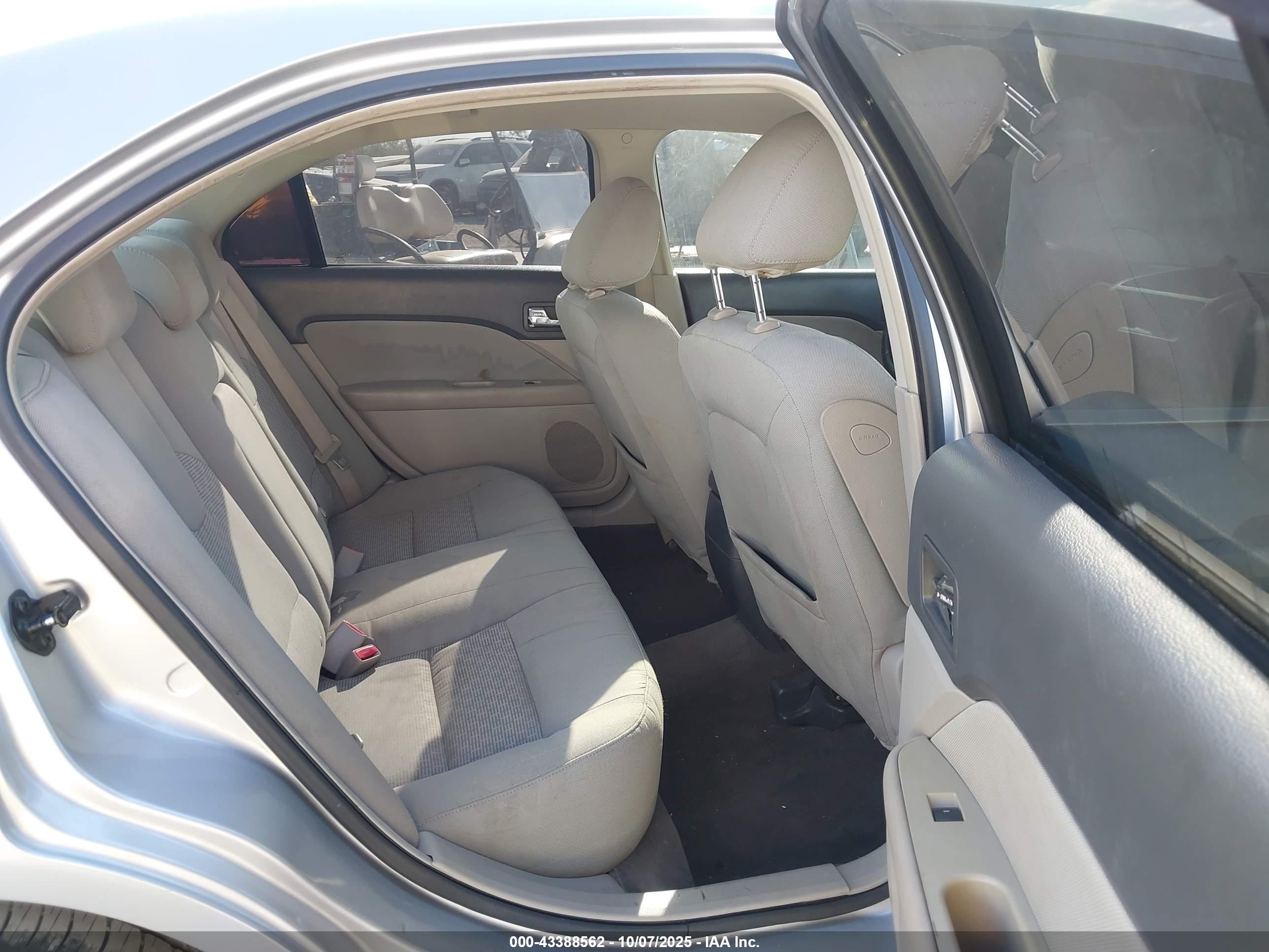 FORD FUSION image 8