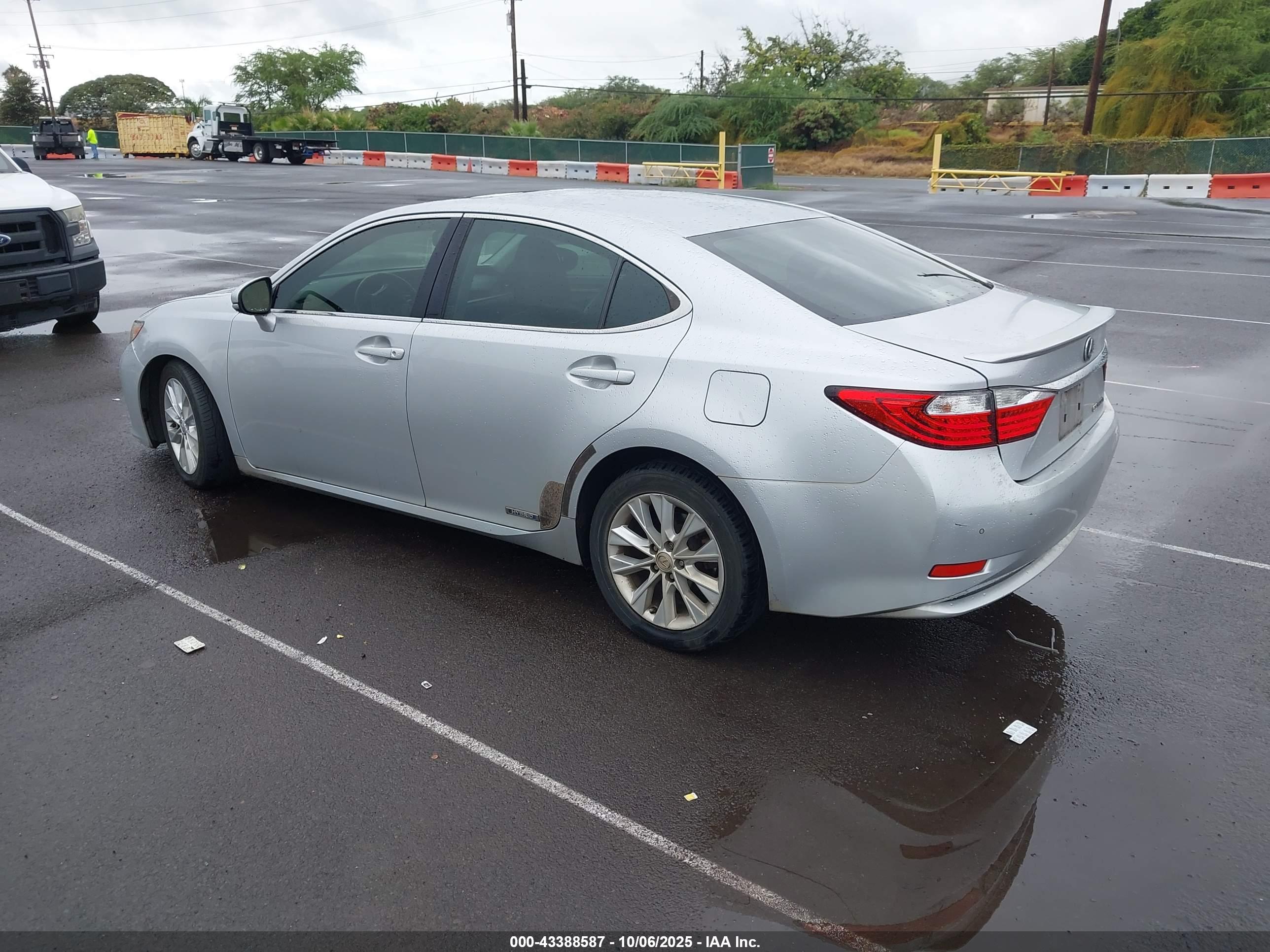 LEXUS ES image 3