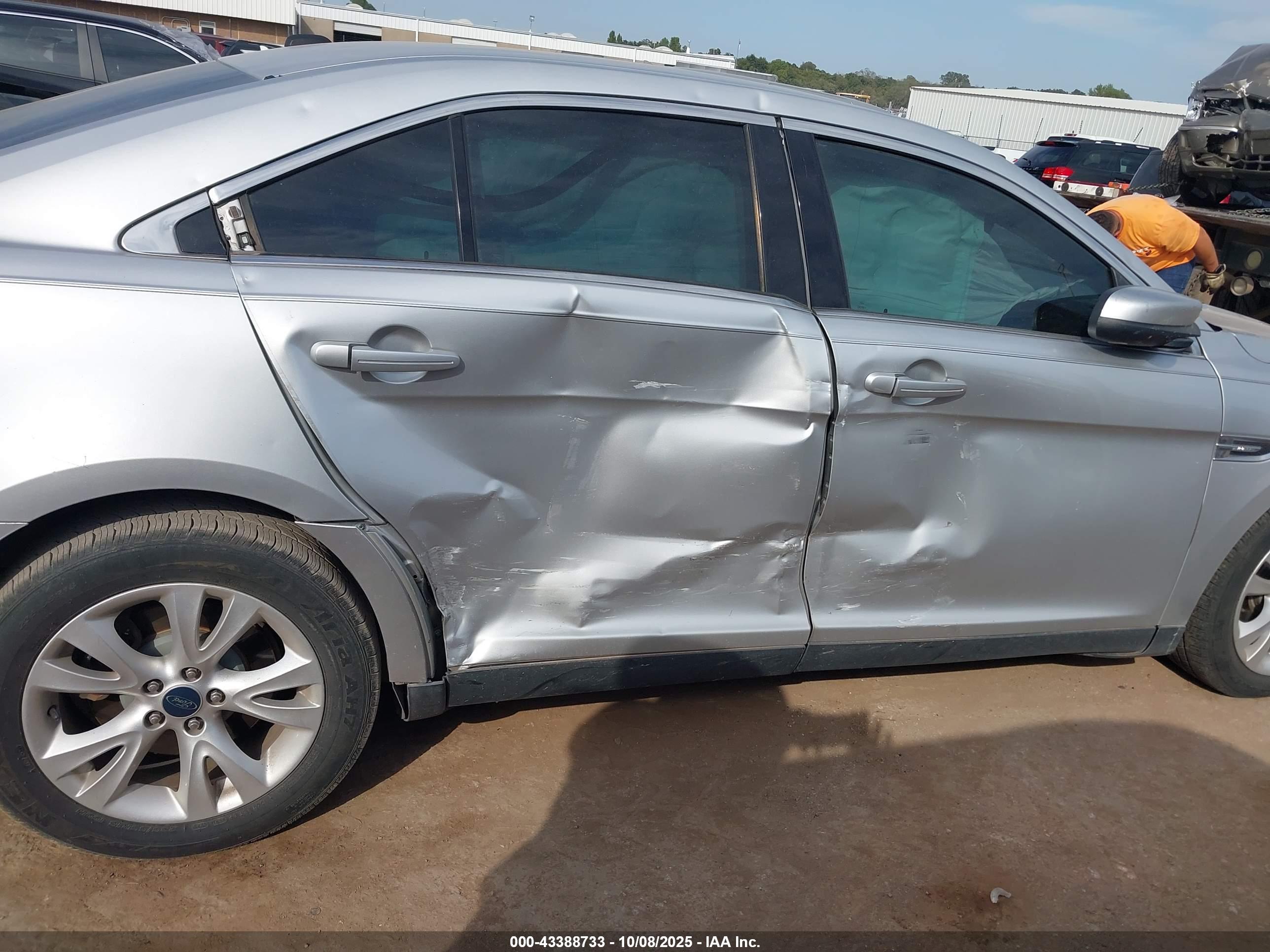 FORD TAURUS image 6