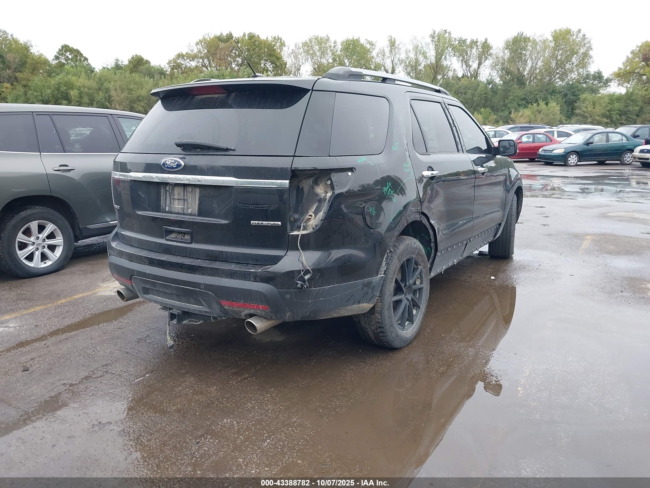 FORD EXPLORER image 4